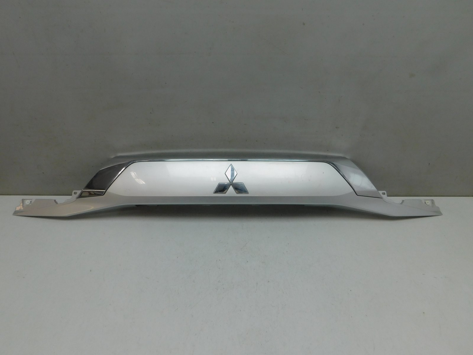 Накладка двери багажника Mitsubishi Outlander 2012>