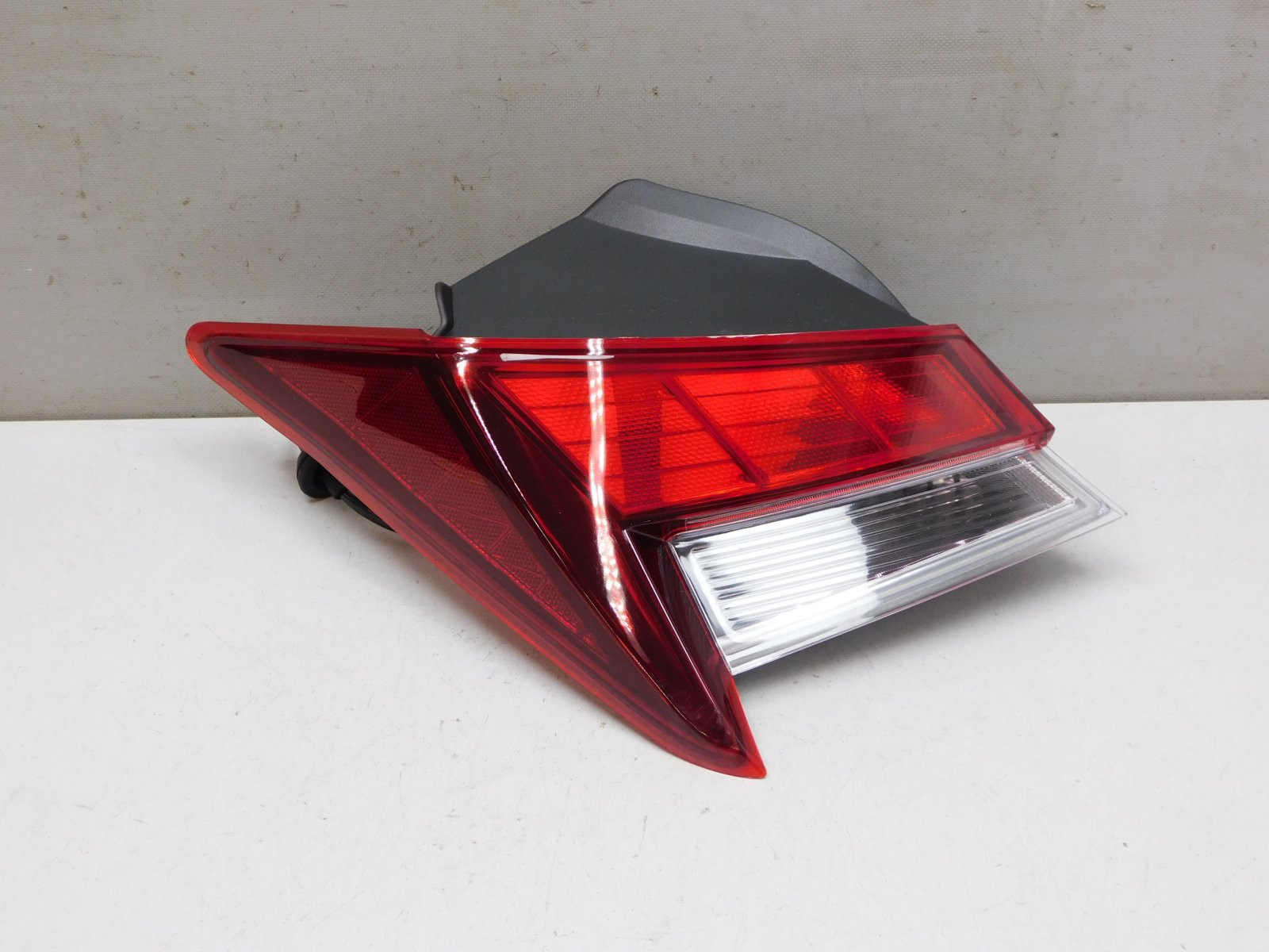 Фонарь задний наружный левый Hyundai Elantra VII 2020>