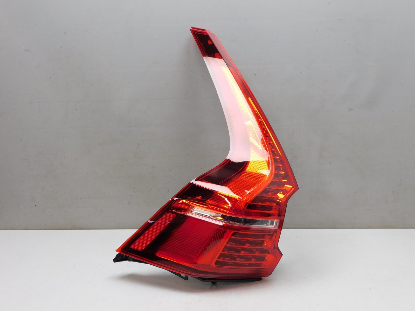 Фонарь задний наружный левый Volvo XC60 2017>