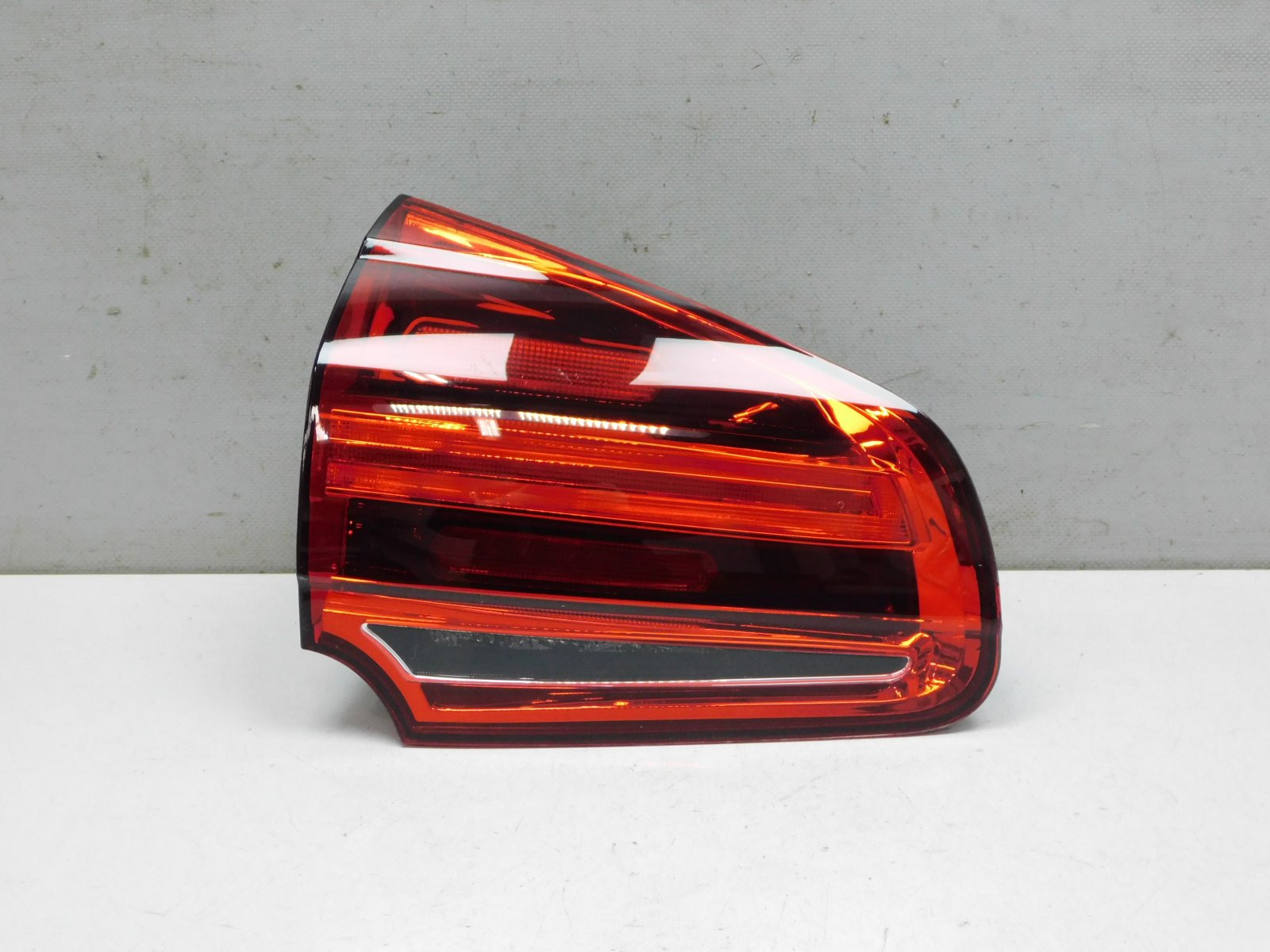 Фонарь задний внутренний левый Porsche Cayenne 2010-2017