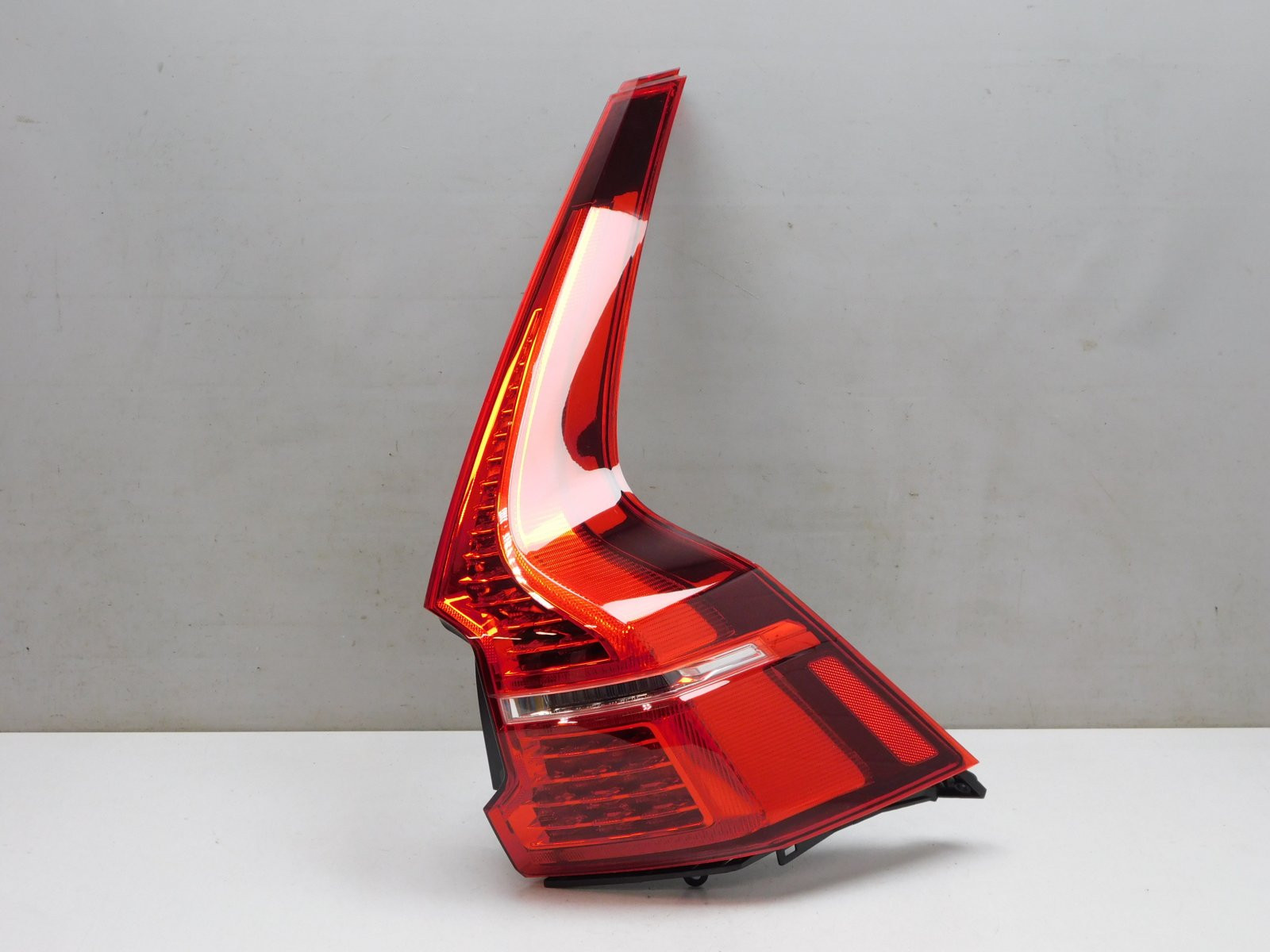 Фонарь задний наружный правый Volvo XC60 2017>