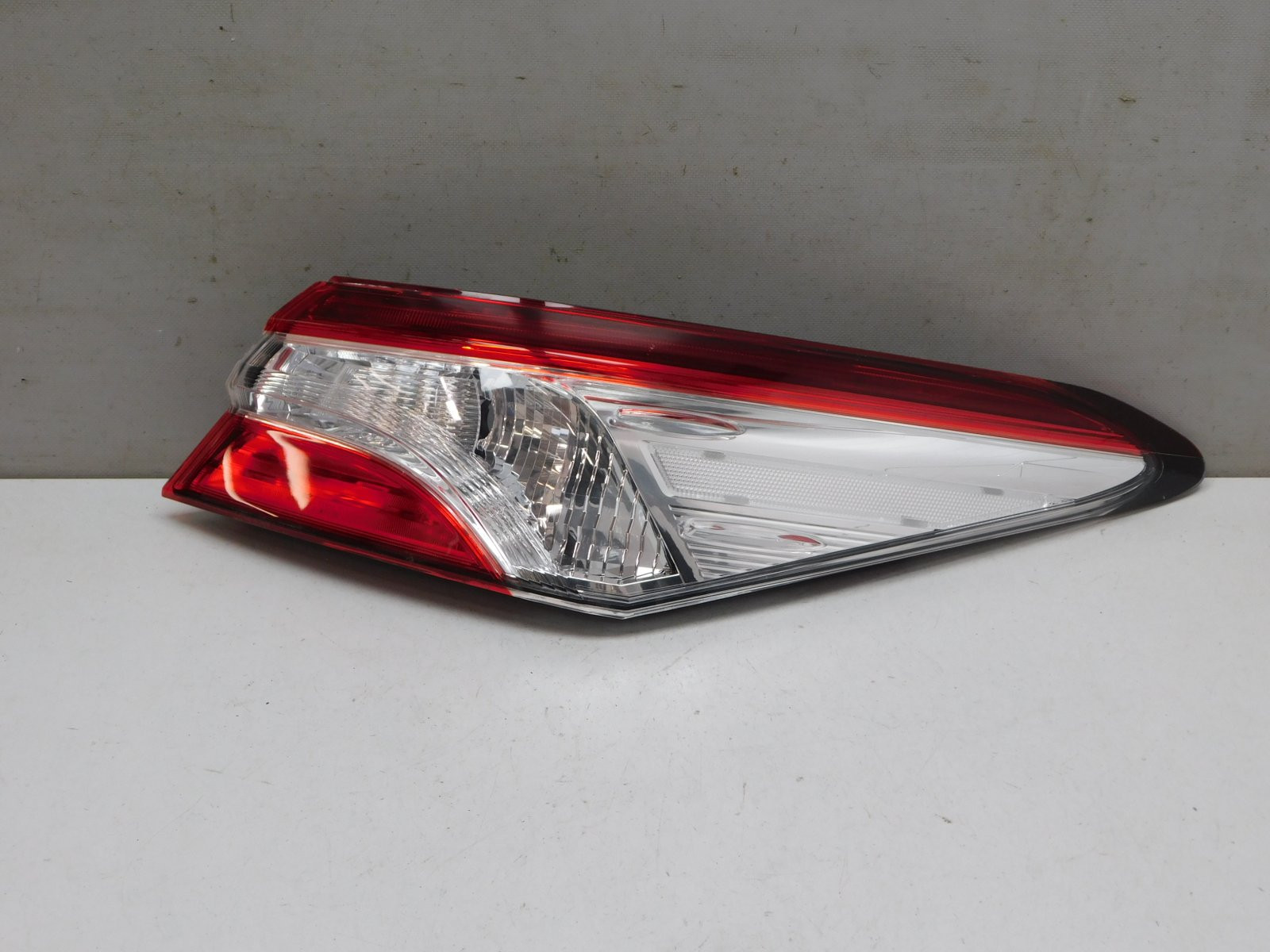 Фонарь задний наружный правый Toyota Camry V70 2017>