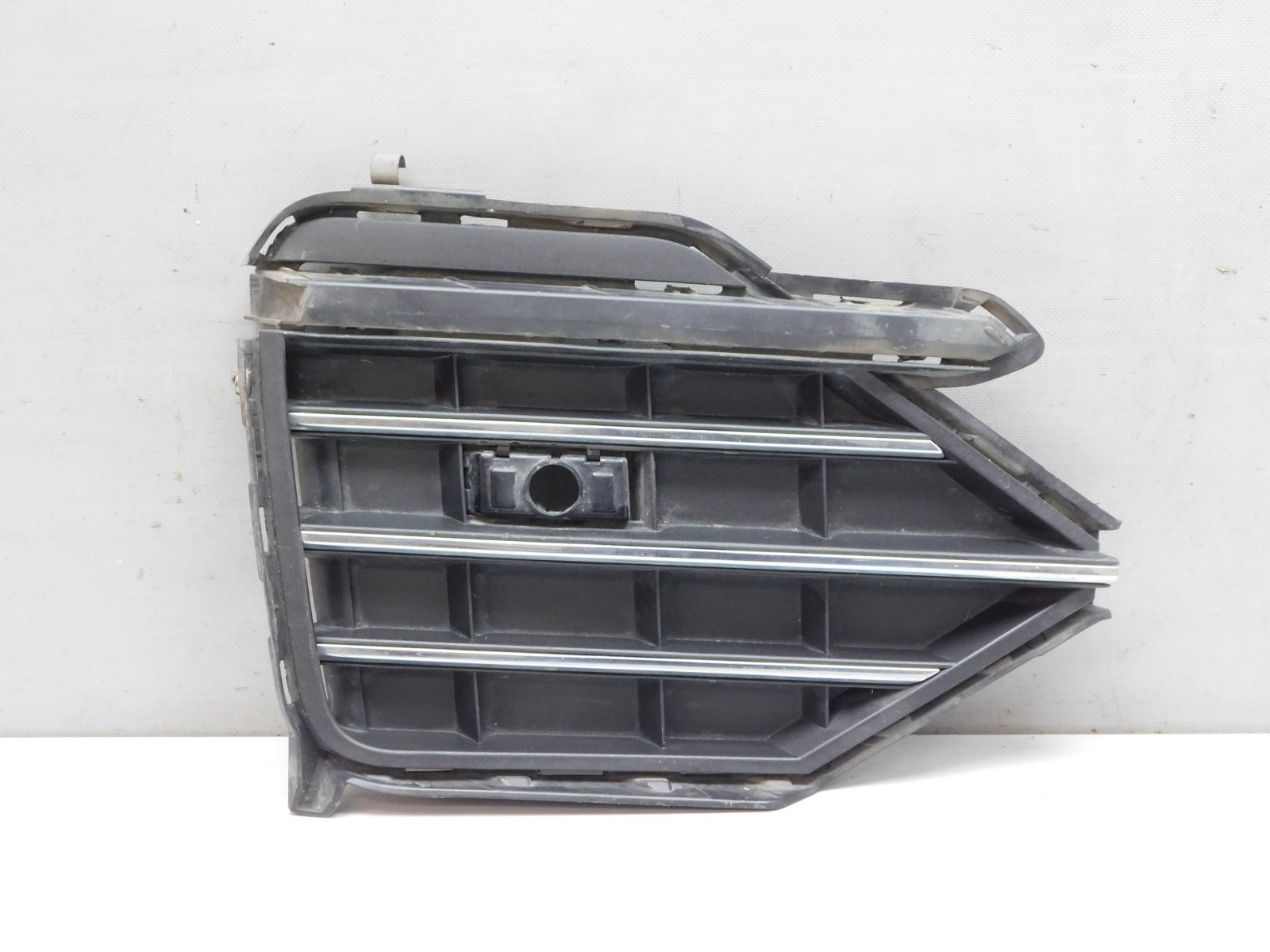 Решетка в бампер левая Volkswagen Touareg 2018>