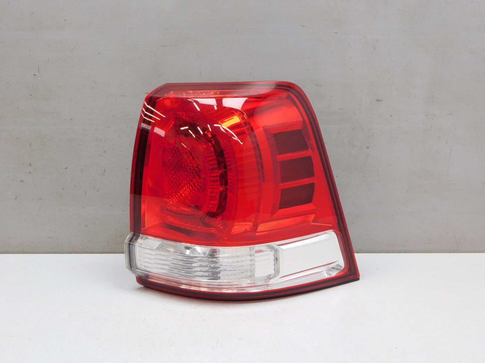 Фонарь задний наружный правый Toyota Land Cruiser (200) 2008>