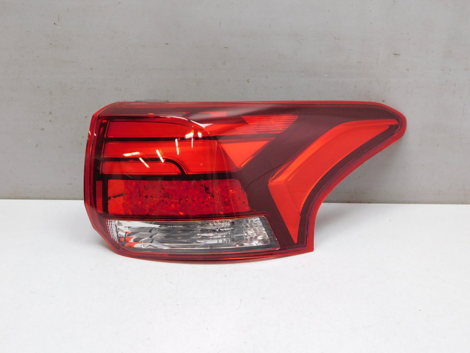 Фонарь задний наружный правый Mitsubishi Outlander 2012>