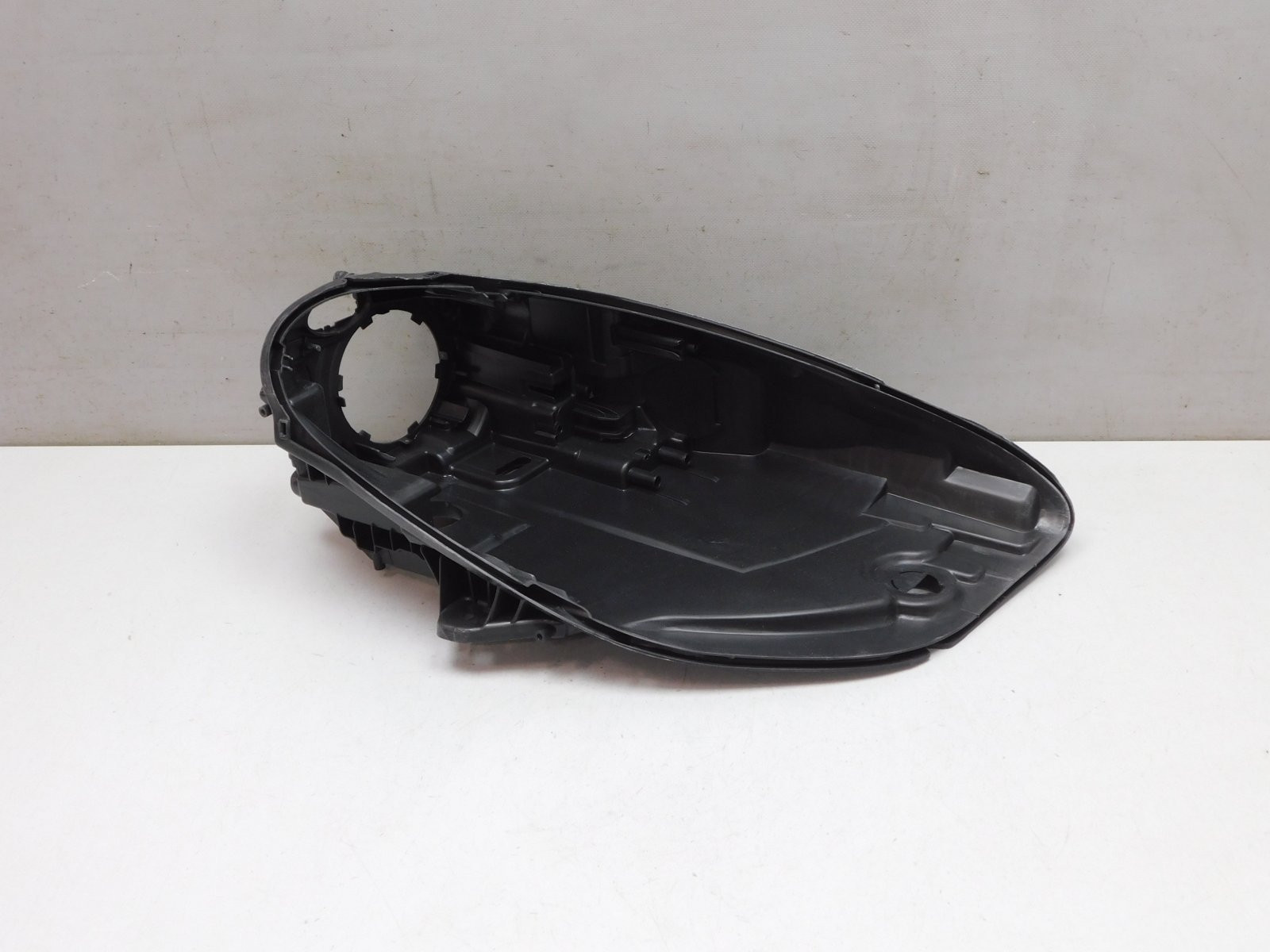 Корпус фары правой Porsche Macan 2014>