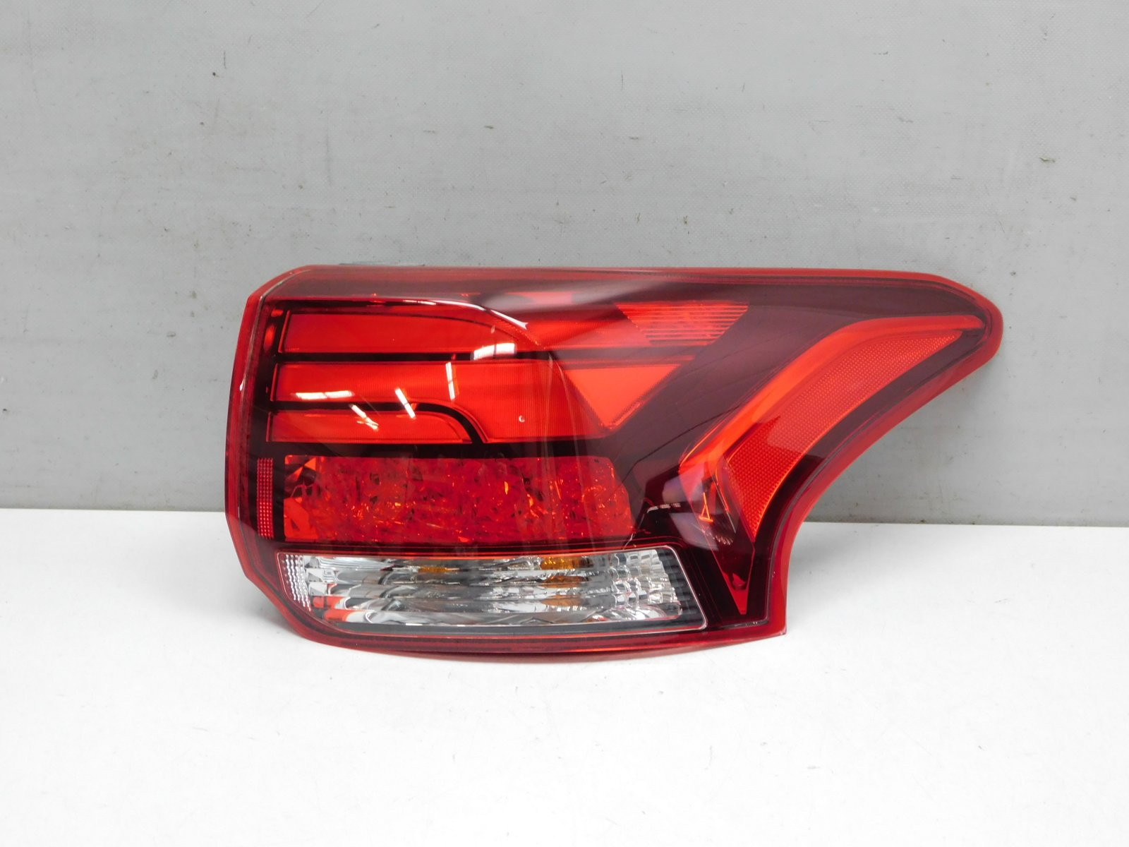 Фонарь задний наружный правый Mitsubishi Outlander 2012>