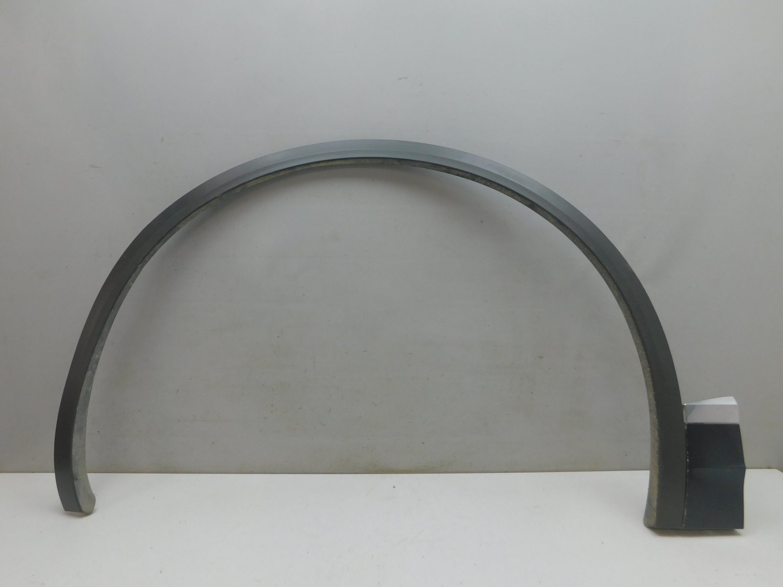 Накладка крыла переднего левого Volkswagen Touareg 2018>