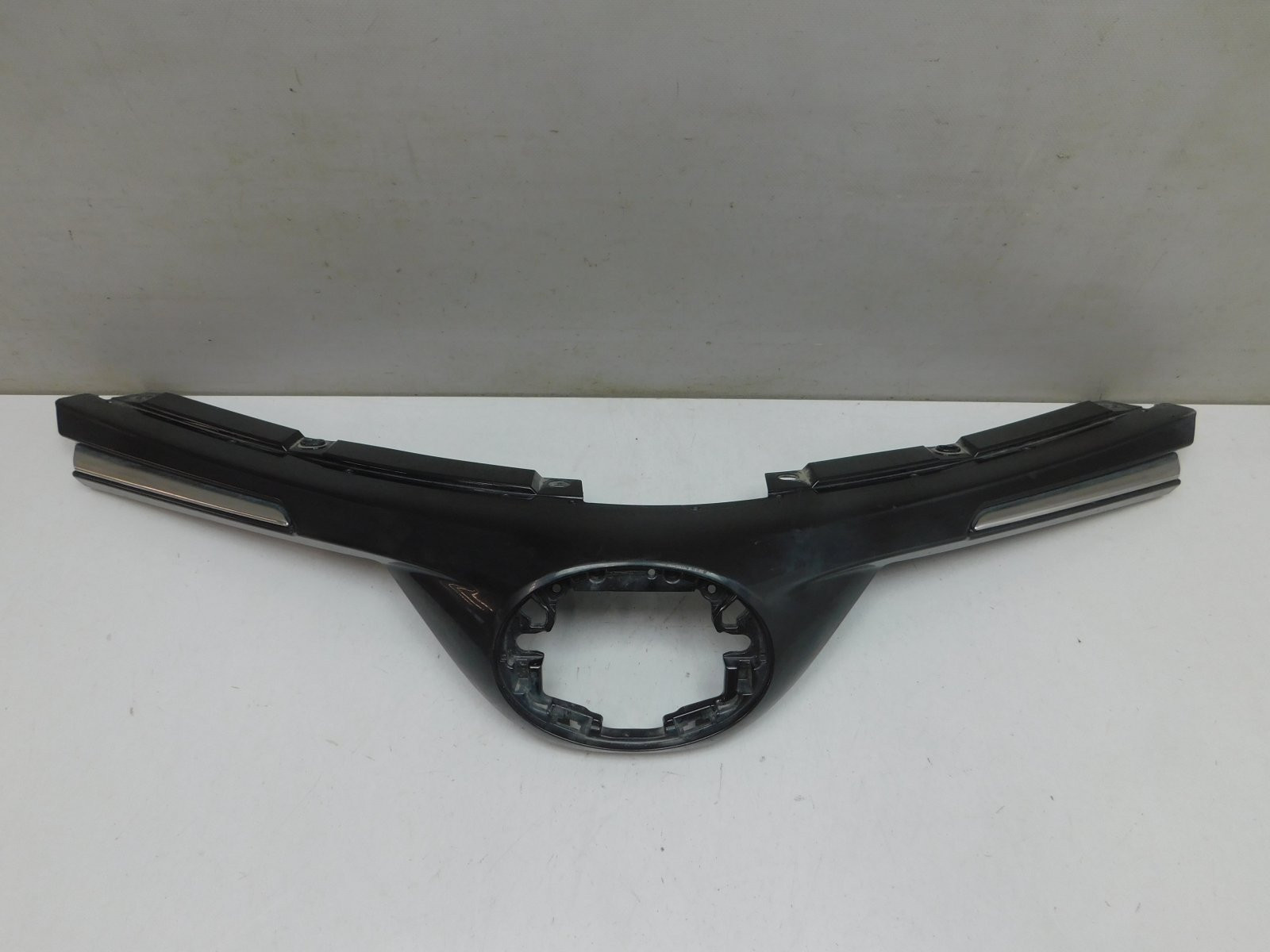 Решетка радиатора Toyota RAV 4 2013-2019