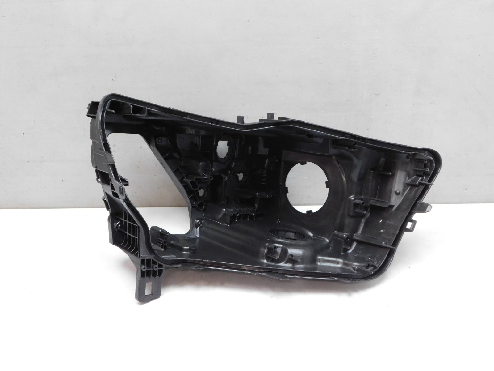 Корпус фары правой Audi Q3 2018>