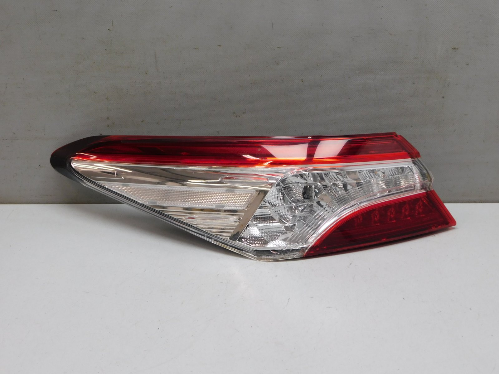 Фонарь задний наружный левый Toyota Camry V70 2017>