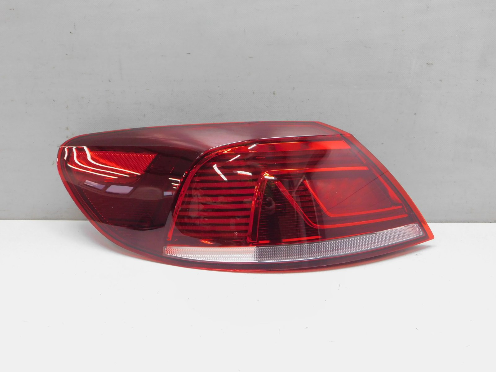 Фонарь задний наружный левый Volkswagen Passat CC 2008-2017