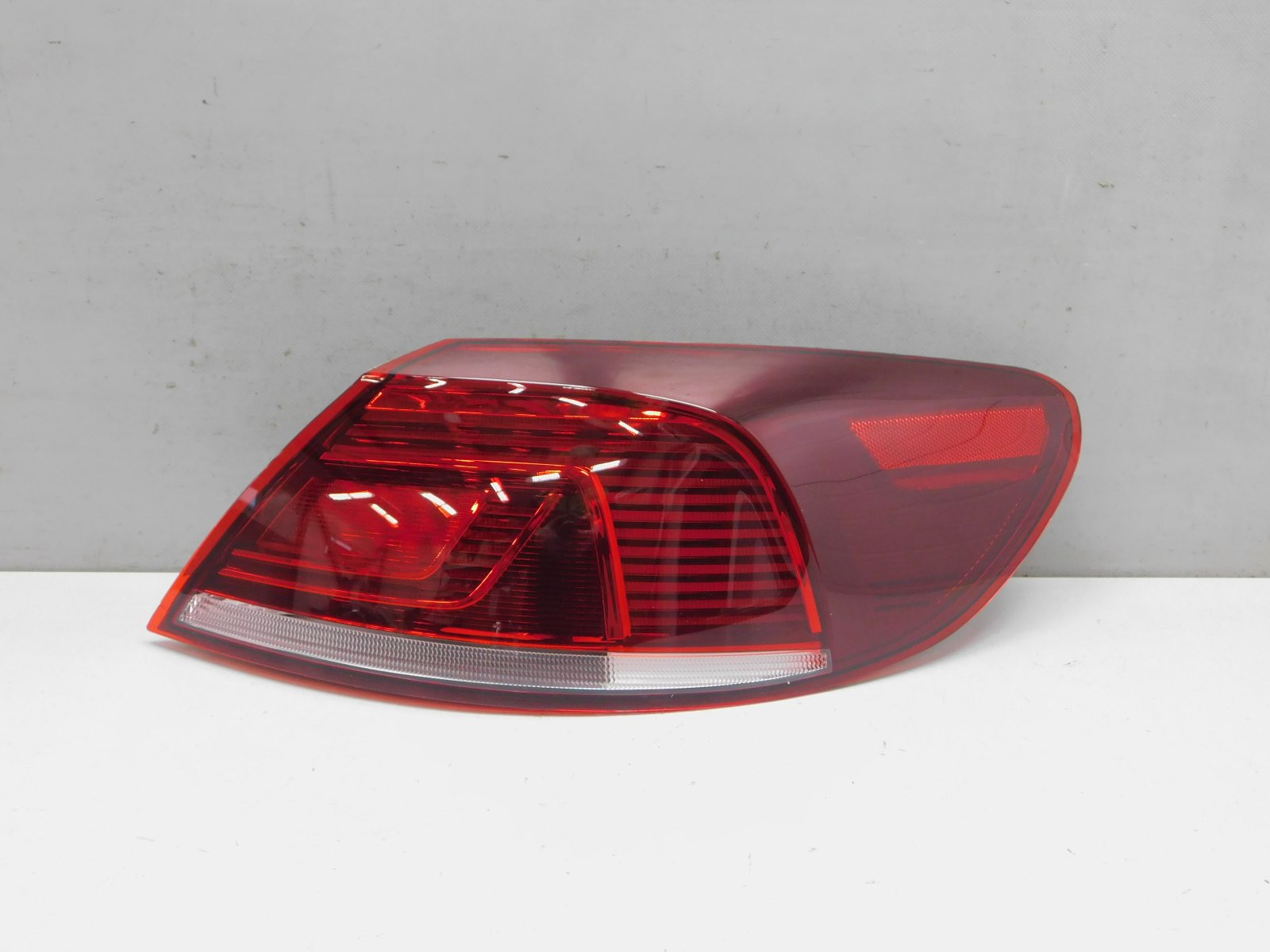 Фонарь задний наружный правый Volkswagen Passat CC 2008-2017