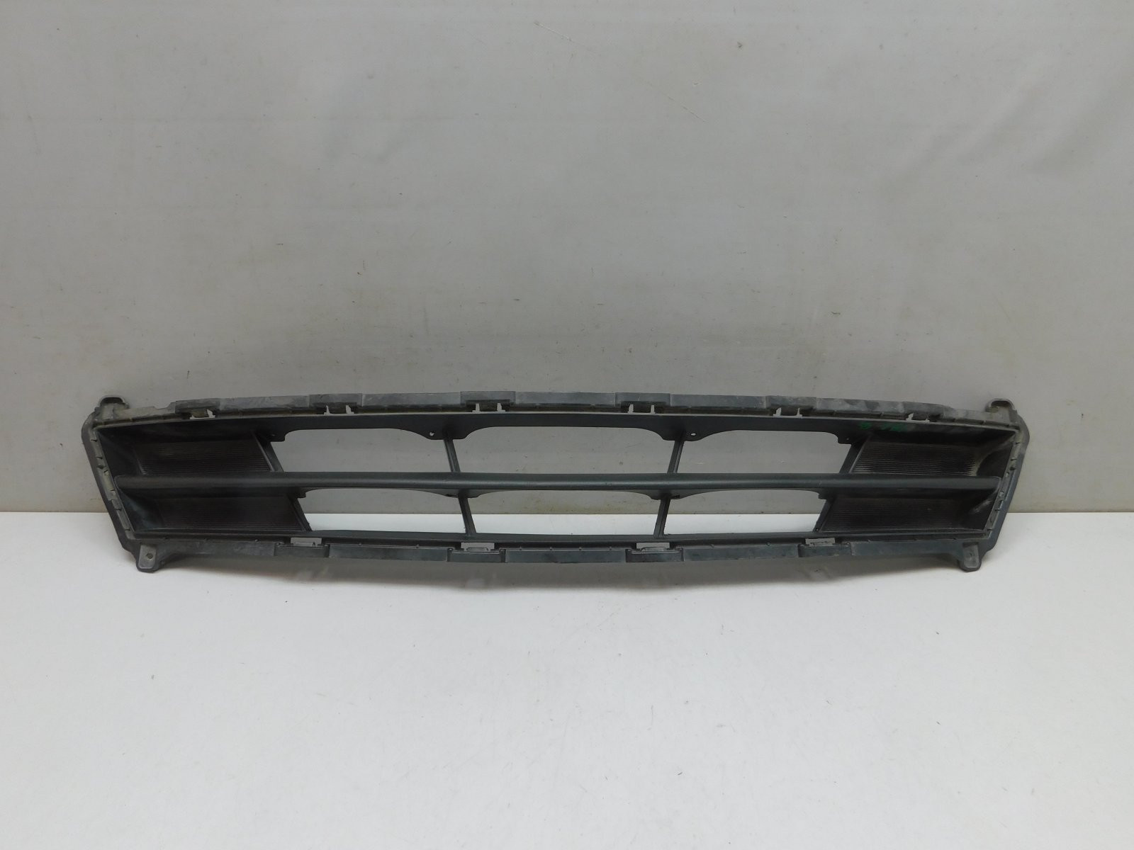 Решетка в бампер центральная Hyundai Solaris 2010-2017