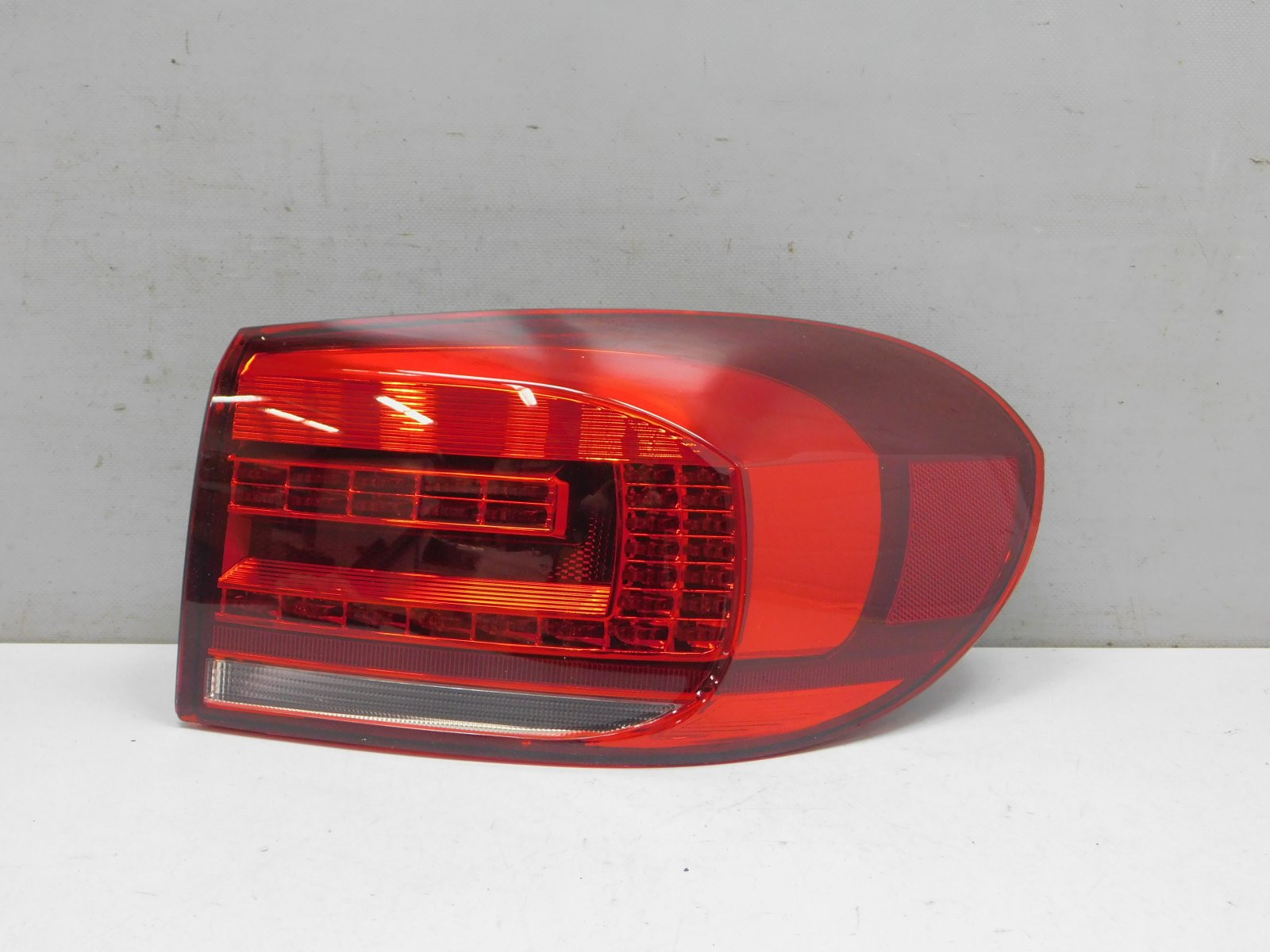 Фонарь задний наружный правый Volkswagen Tiguan 2007-2017