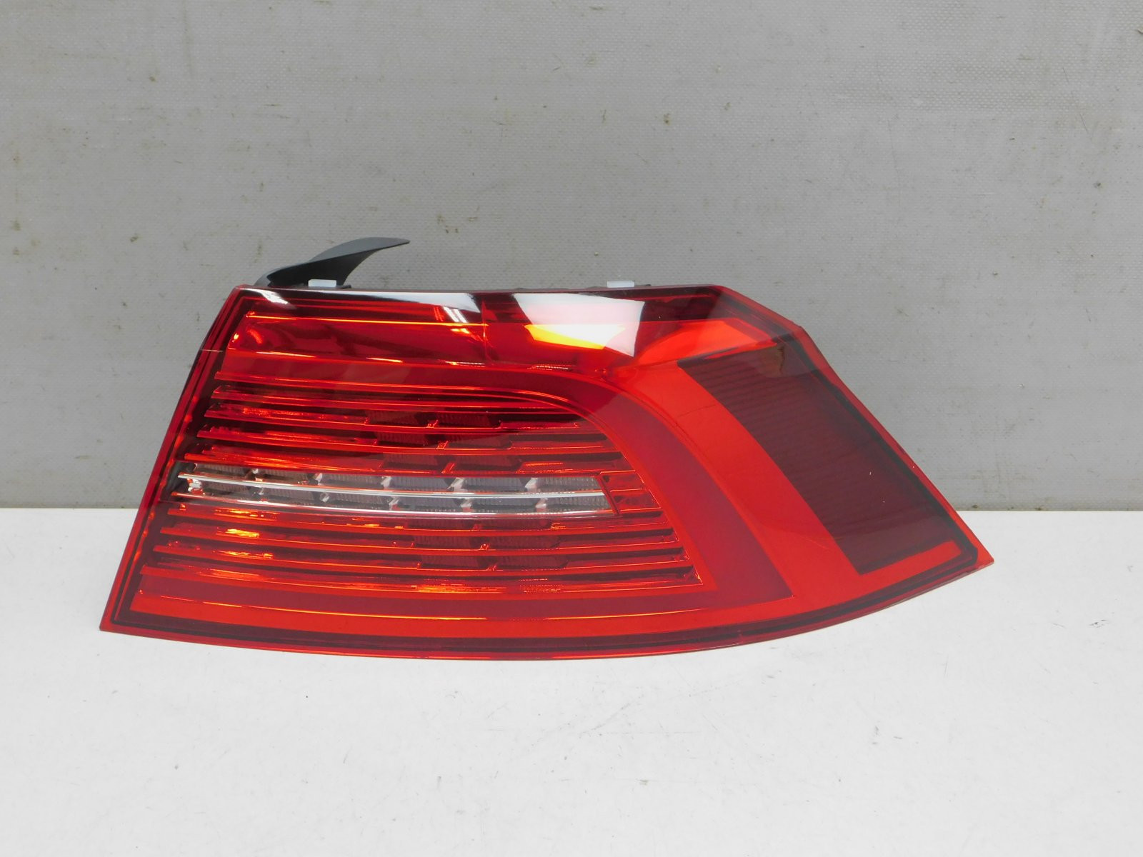 Фонарь задний наружный правый Volkswagen Passat B8 2015>