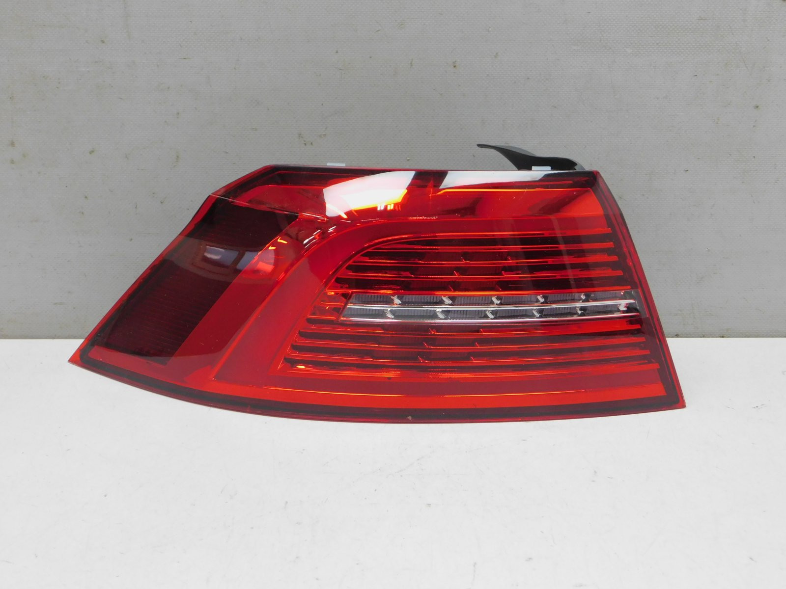 Фонарь задний наружный левый Volkswagen Passat B8 2015>