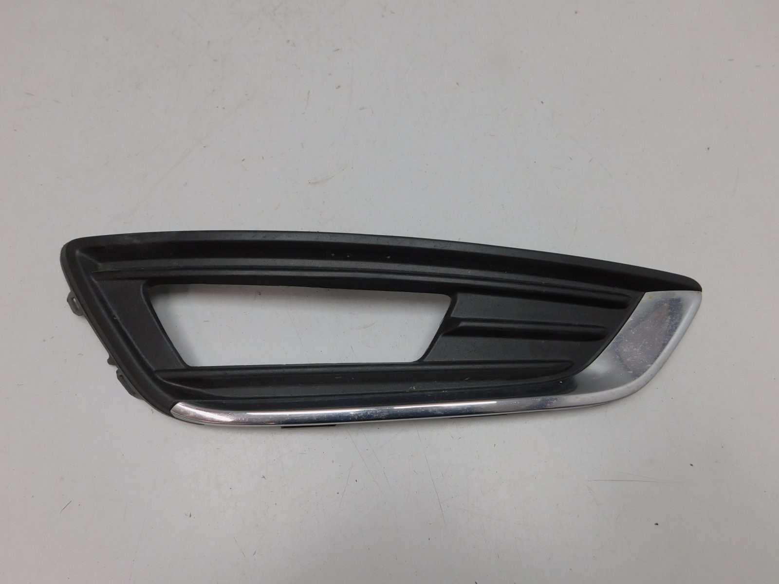 Решетка в бампер правая Ford Focus III 2011>