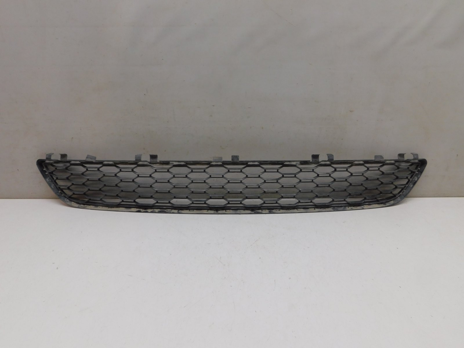 Решетка в бампер центральная BMW 5-серия G30 2016>