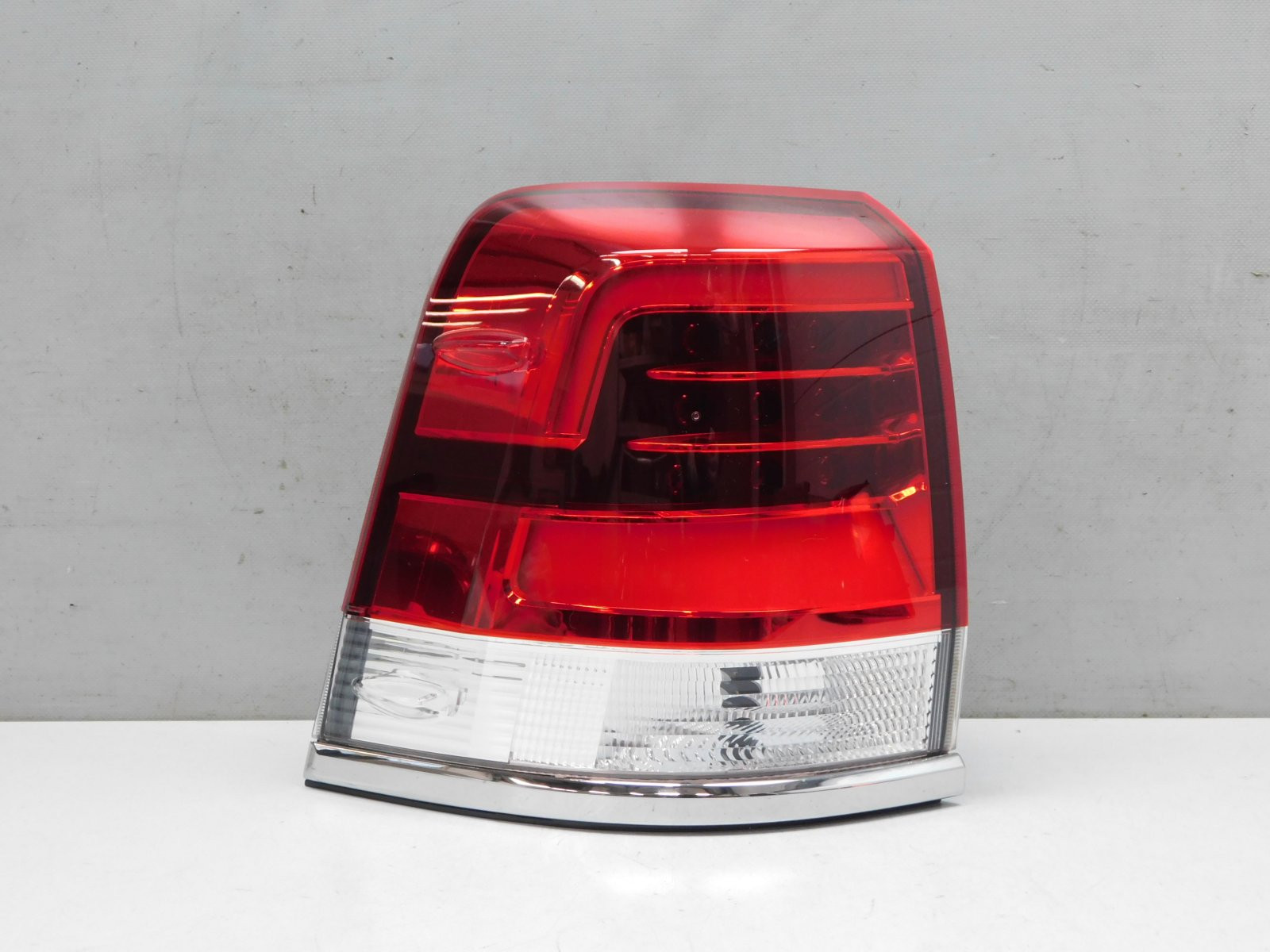 Фонарь задний наружный левый Toyota Land Cruiser (200) 2008>