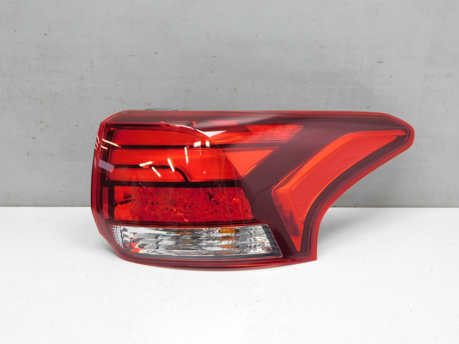 Фонарь задний наружный правый Mitsubishi Outlander 2012>