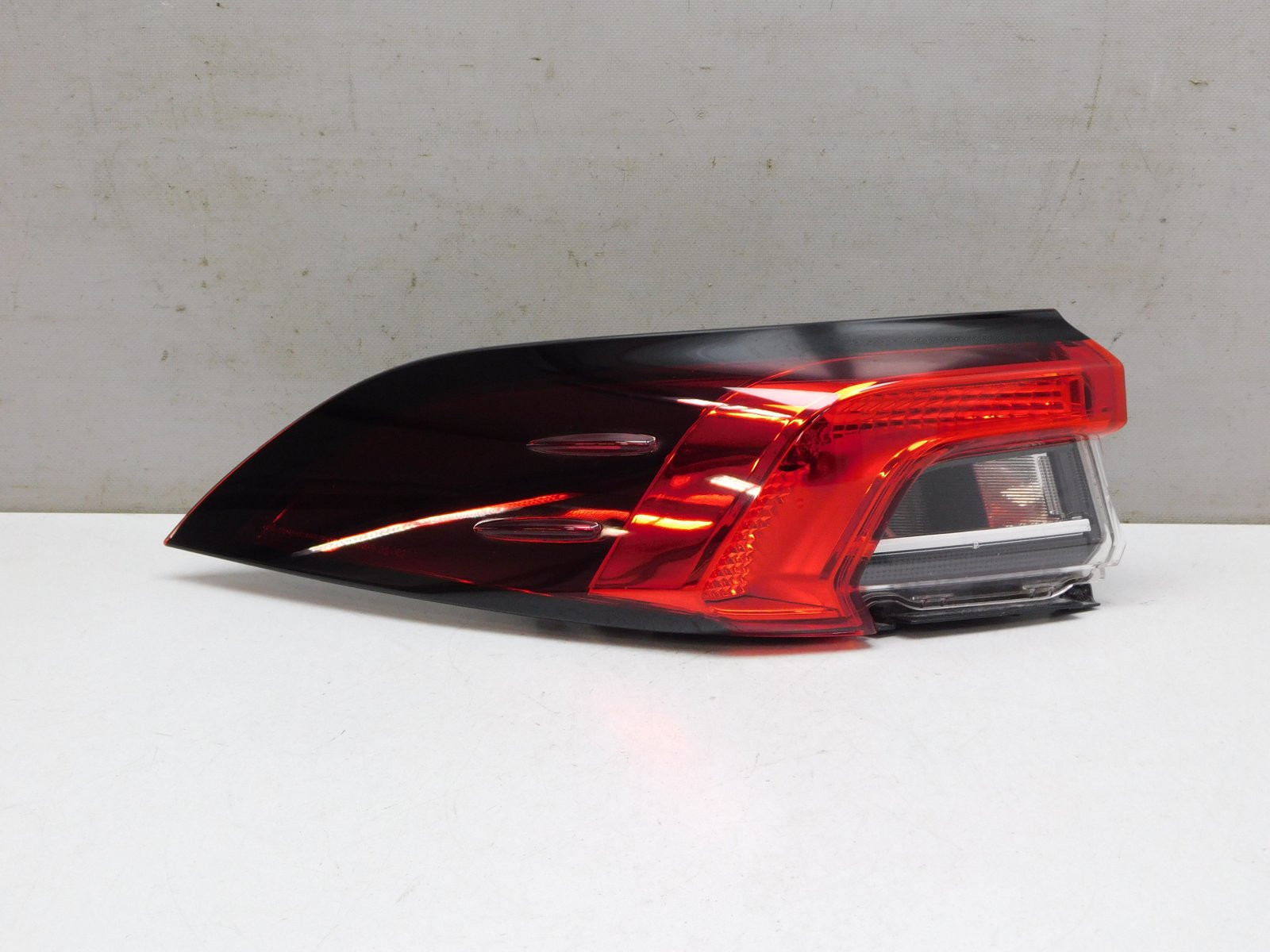 Фонарь задний наружный левый Toyota Corolla E21 2018>