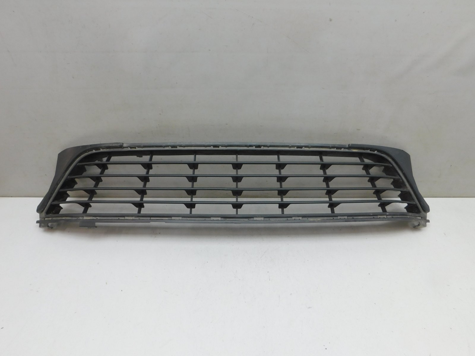 Решетка в бампер центральная Renault Sandero 2014>