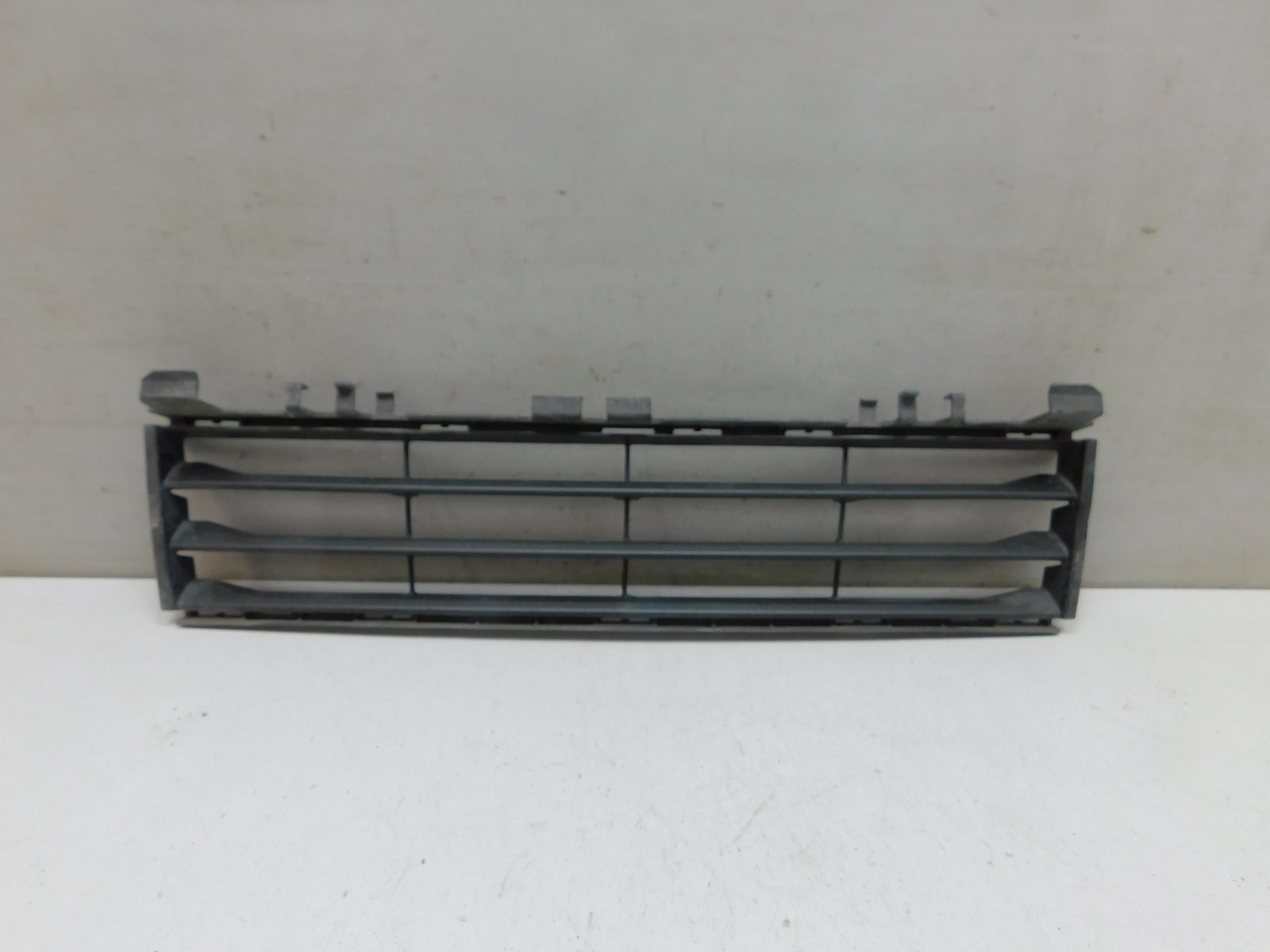 Решетка в бампер центральная BMW 5-серия G30 2016>