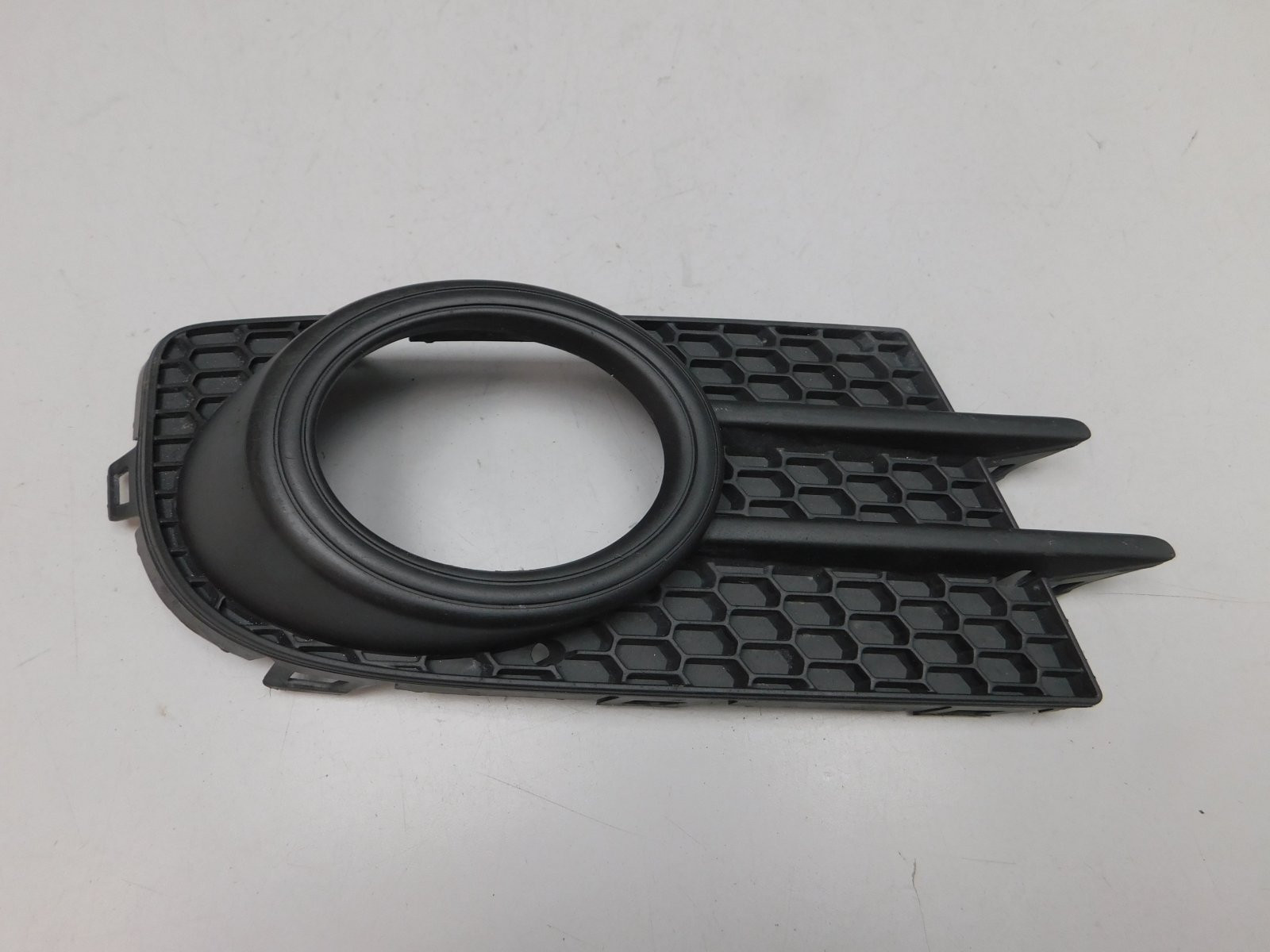 Решетка в бампер правая Volkswagen Tiguan 2007-2017