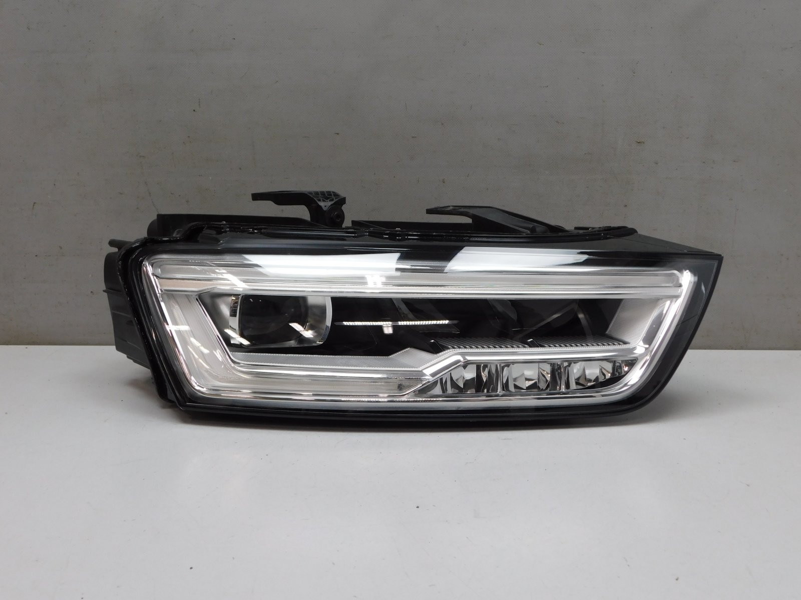 Фара правая Audi Q3 2012-2018