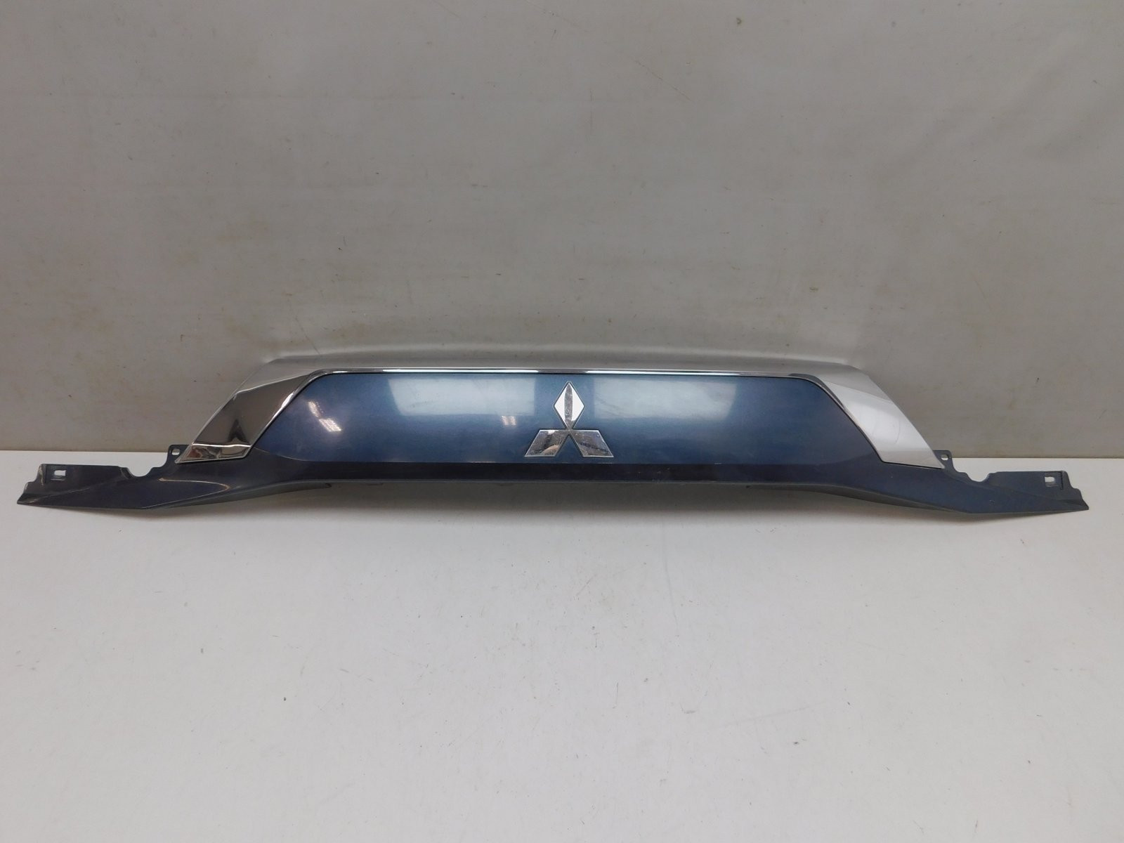 Накладка двери багажника Mitsubishi Outlander 2012>