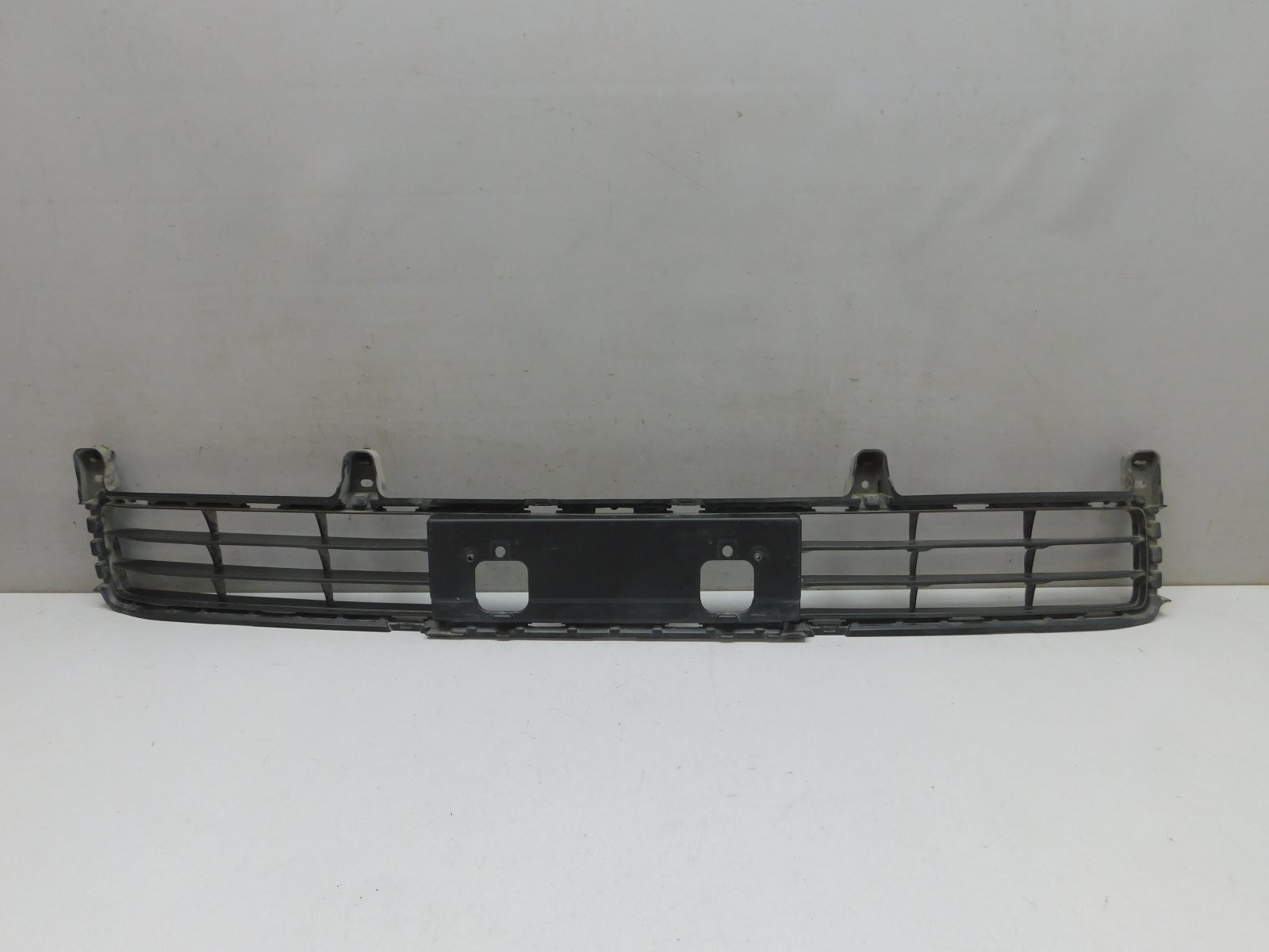 Решетка в бампер центральная Toyota Land Cruiser (200) 2008>