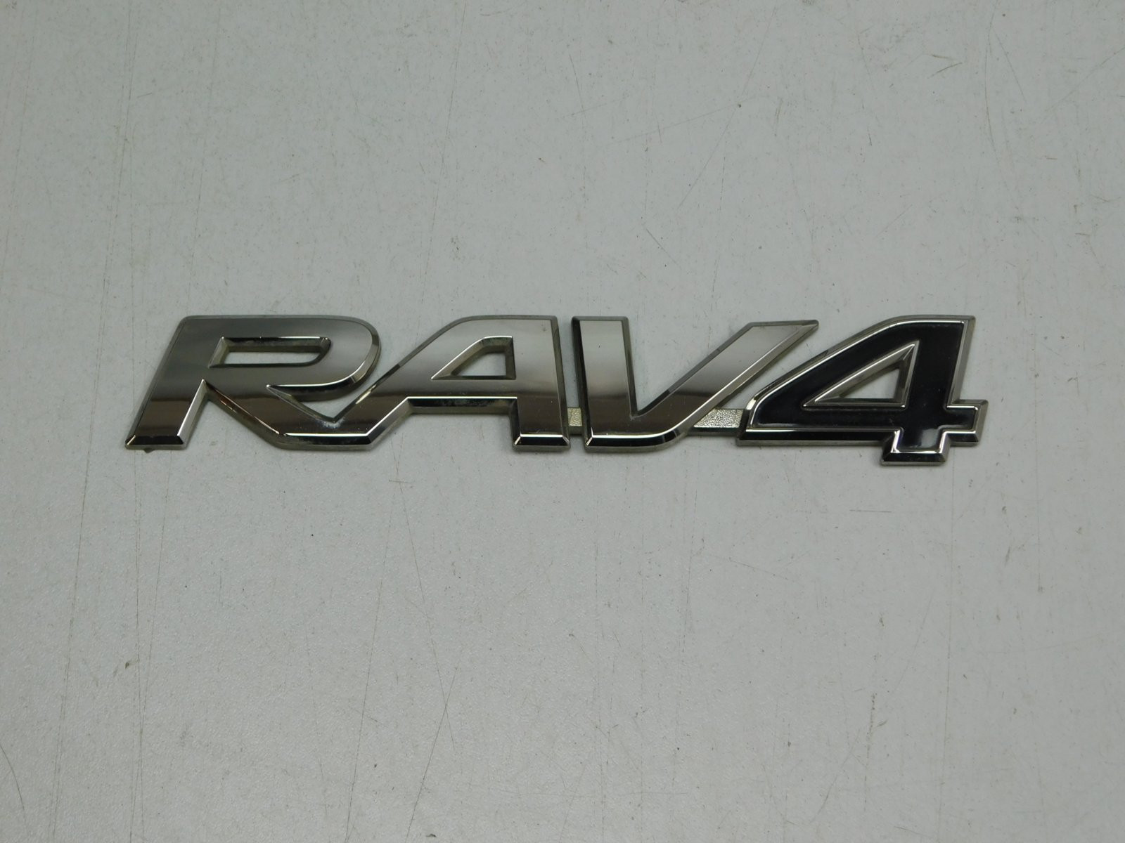 Эмблема Toyota RAV 4 2013-2019