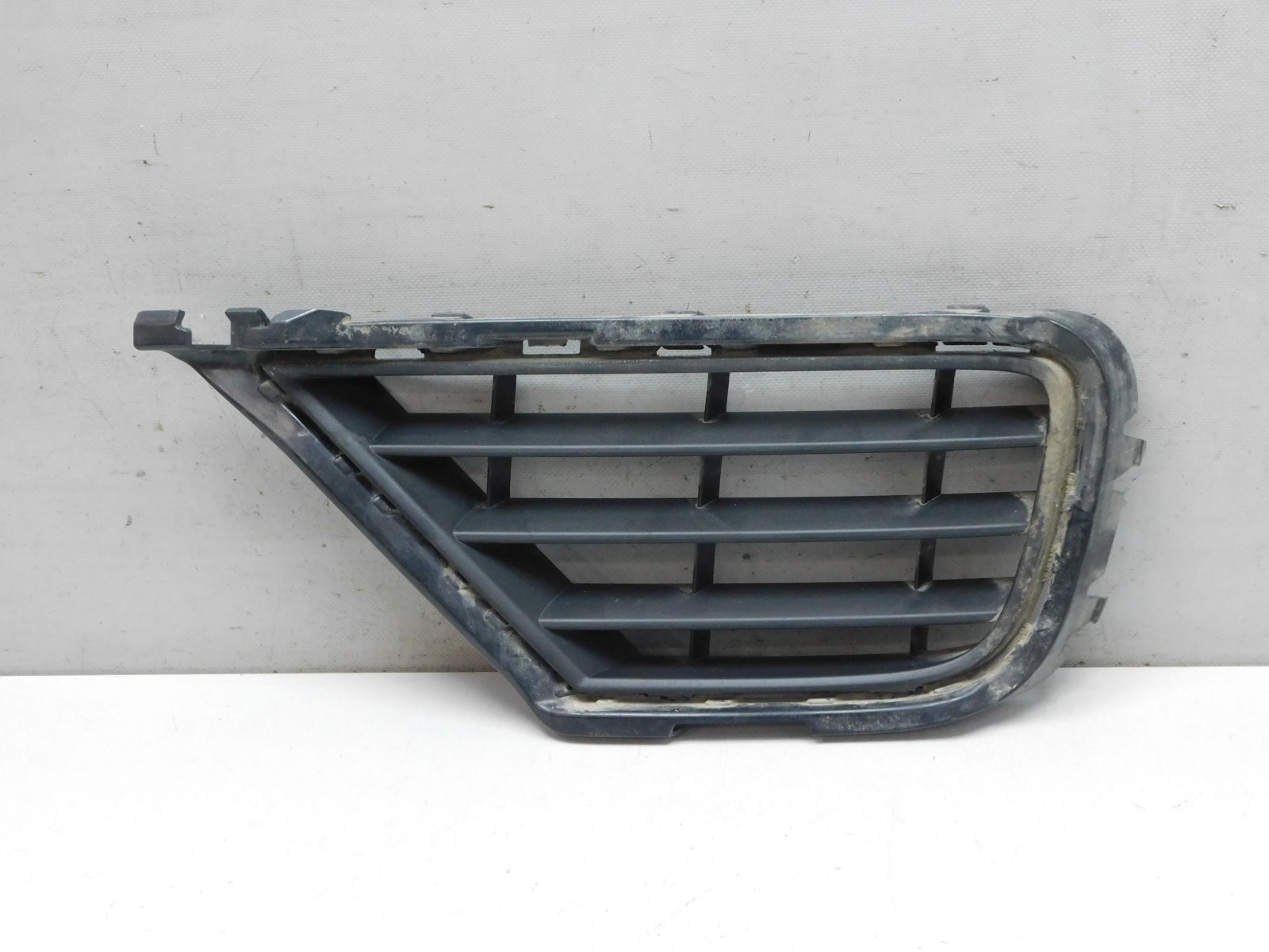 Решетка в бампер левая Volkswagen Touareg 2010>