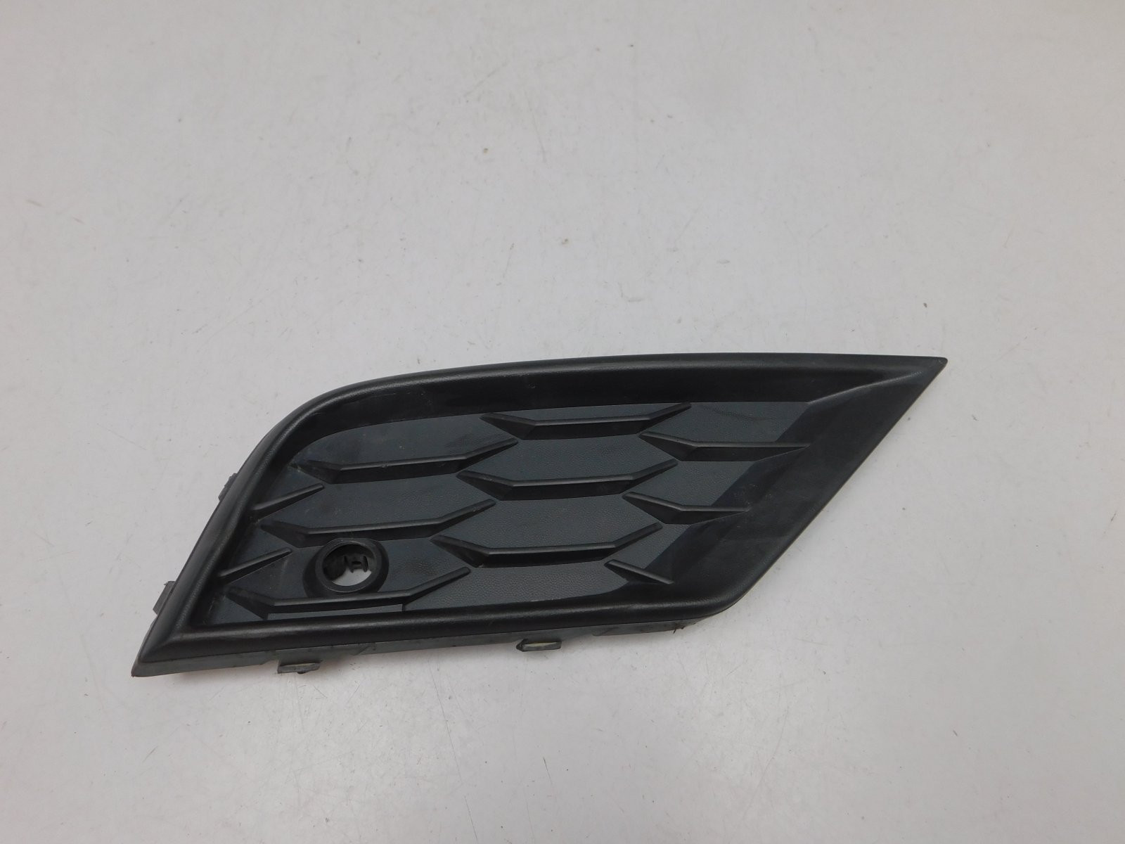 Решетка в бампер правая Volkswagen Tiguan 2017>