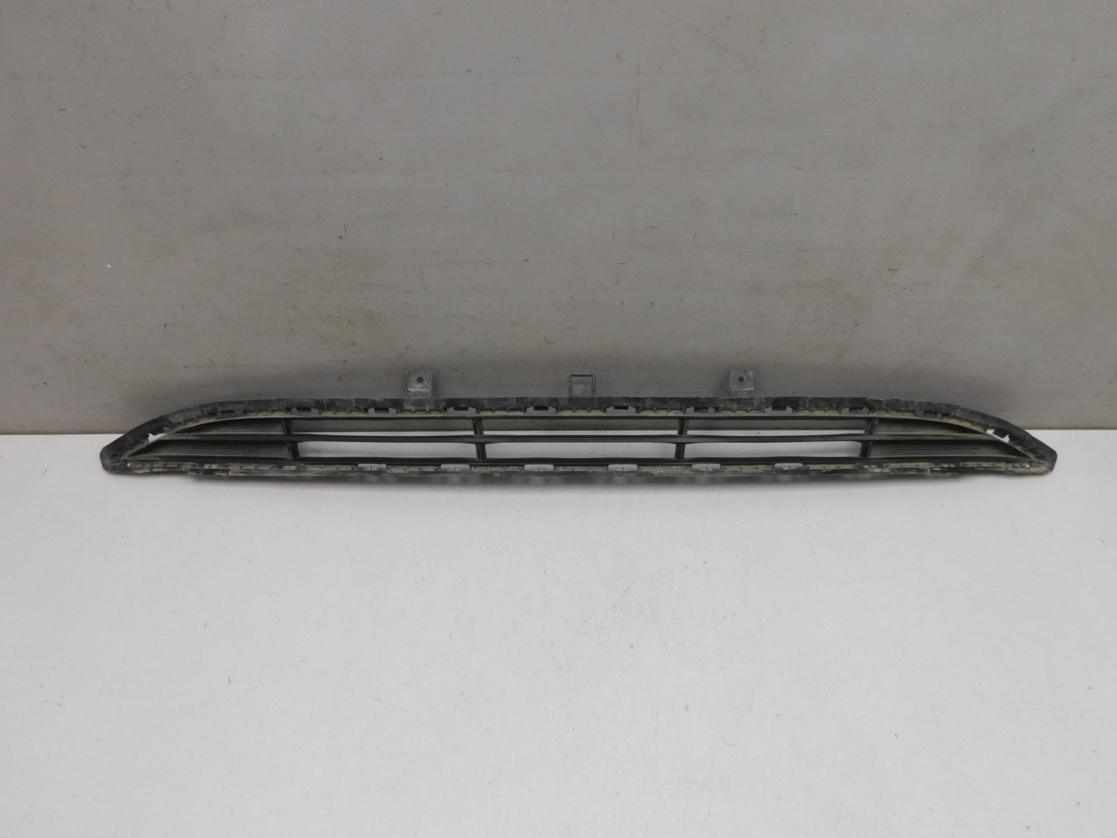 Решетка в бампер центральная Hyundai Solaris 2017>