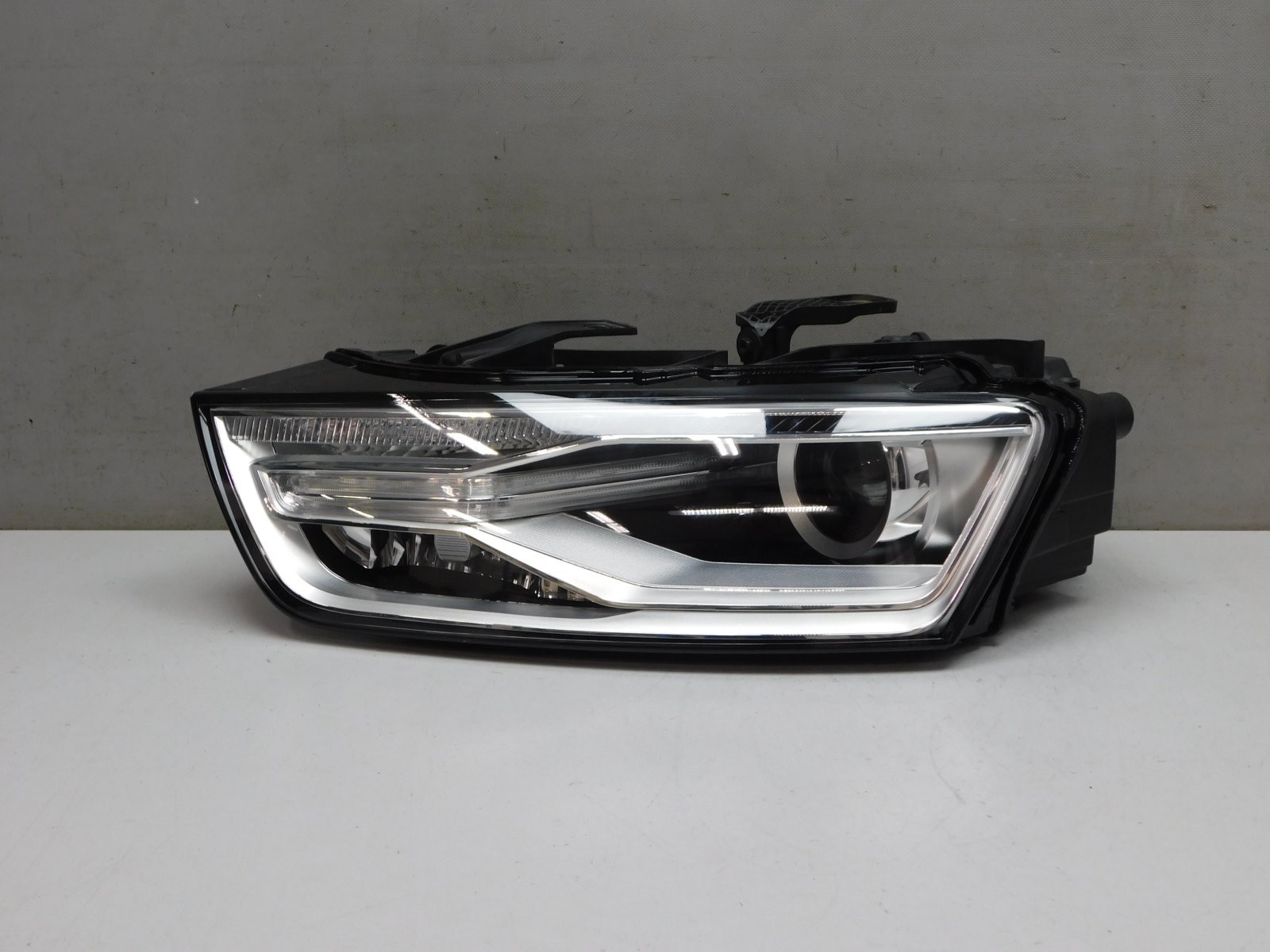 Фара левая Audi Q3 2012-2018