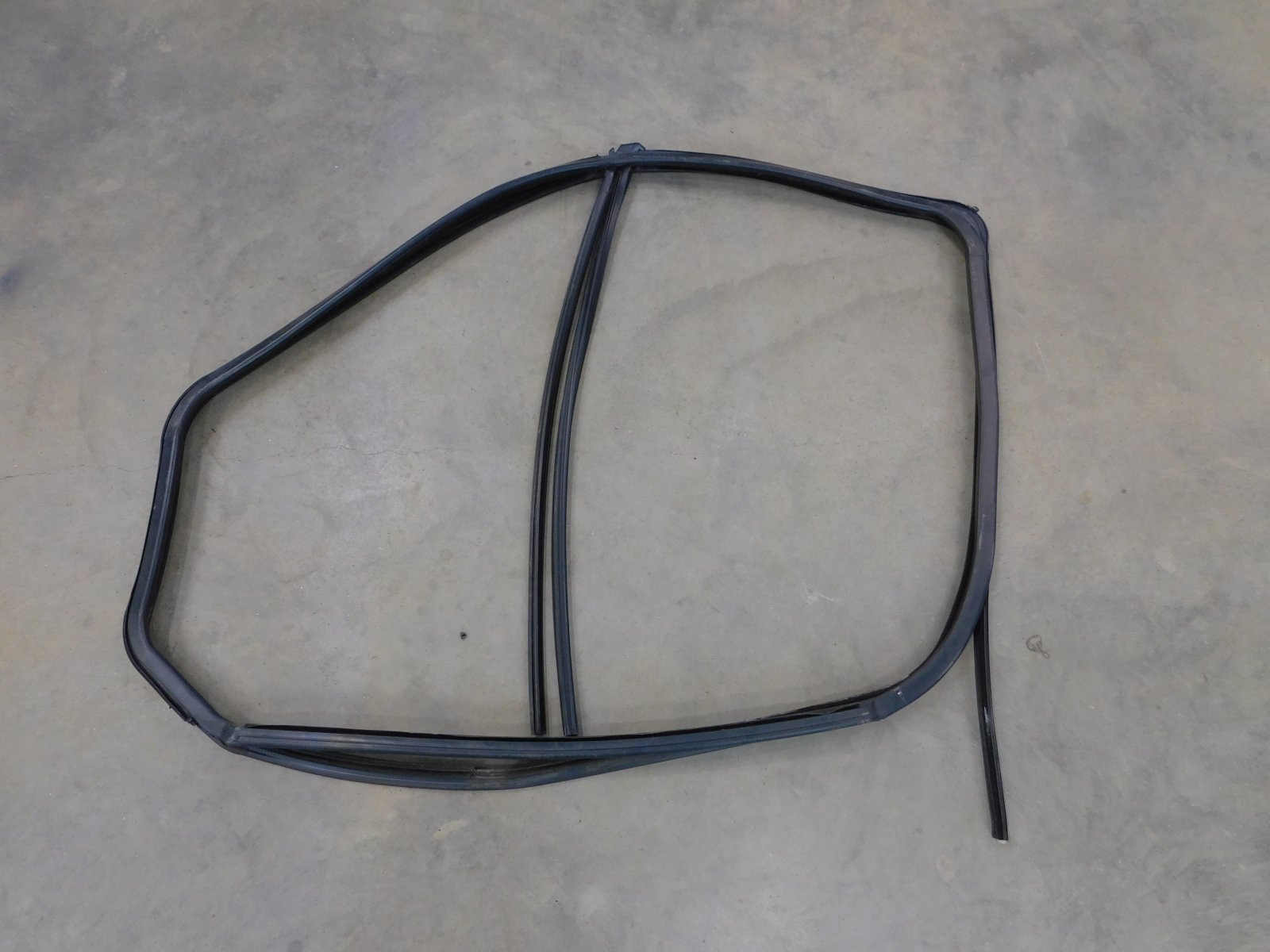 Уплотнитель двери Ford Transit 2014>