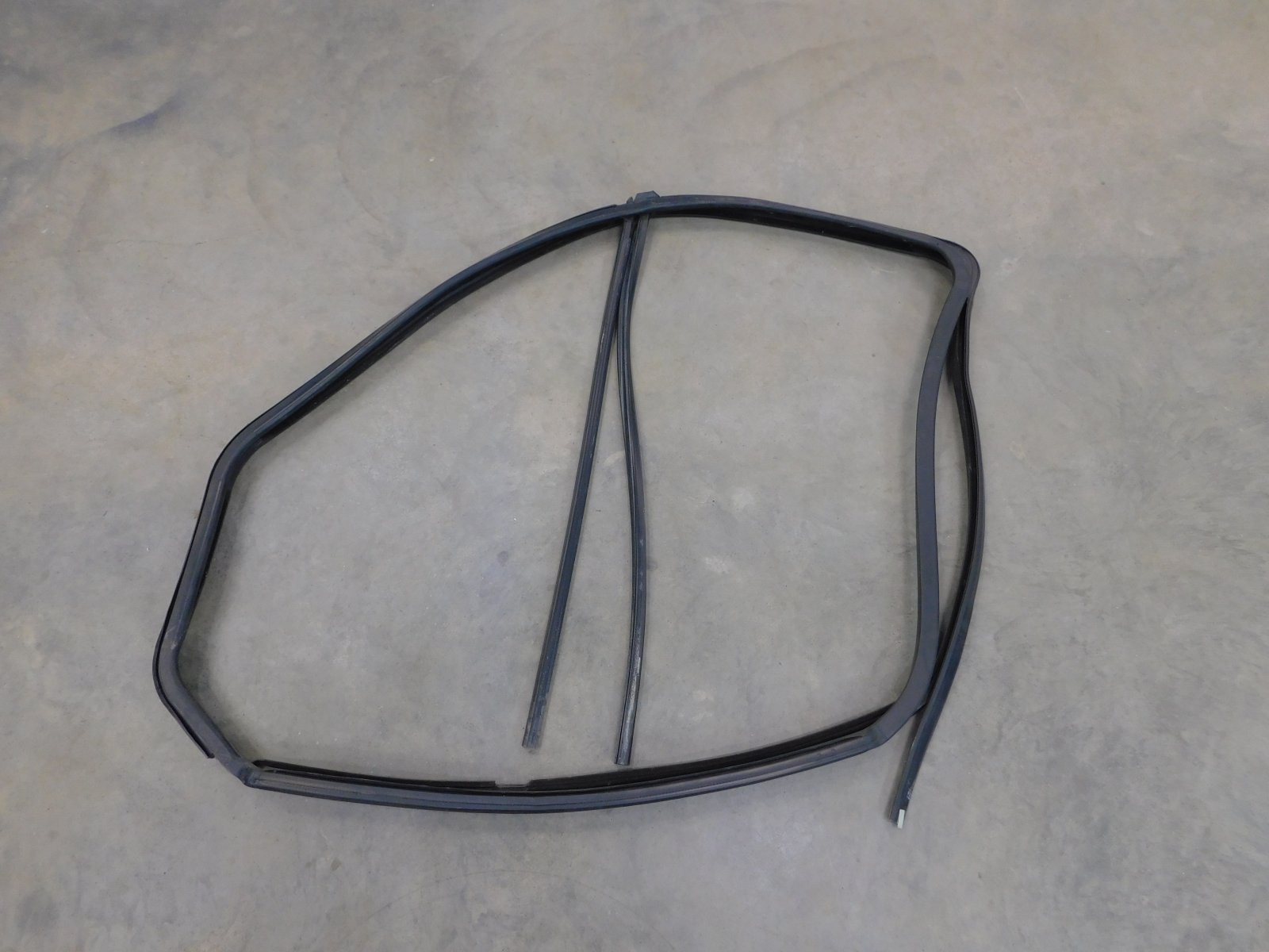 Уплотнитель двери Ford Transit 2014>