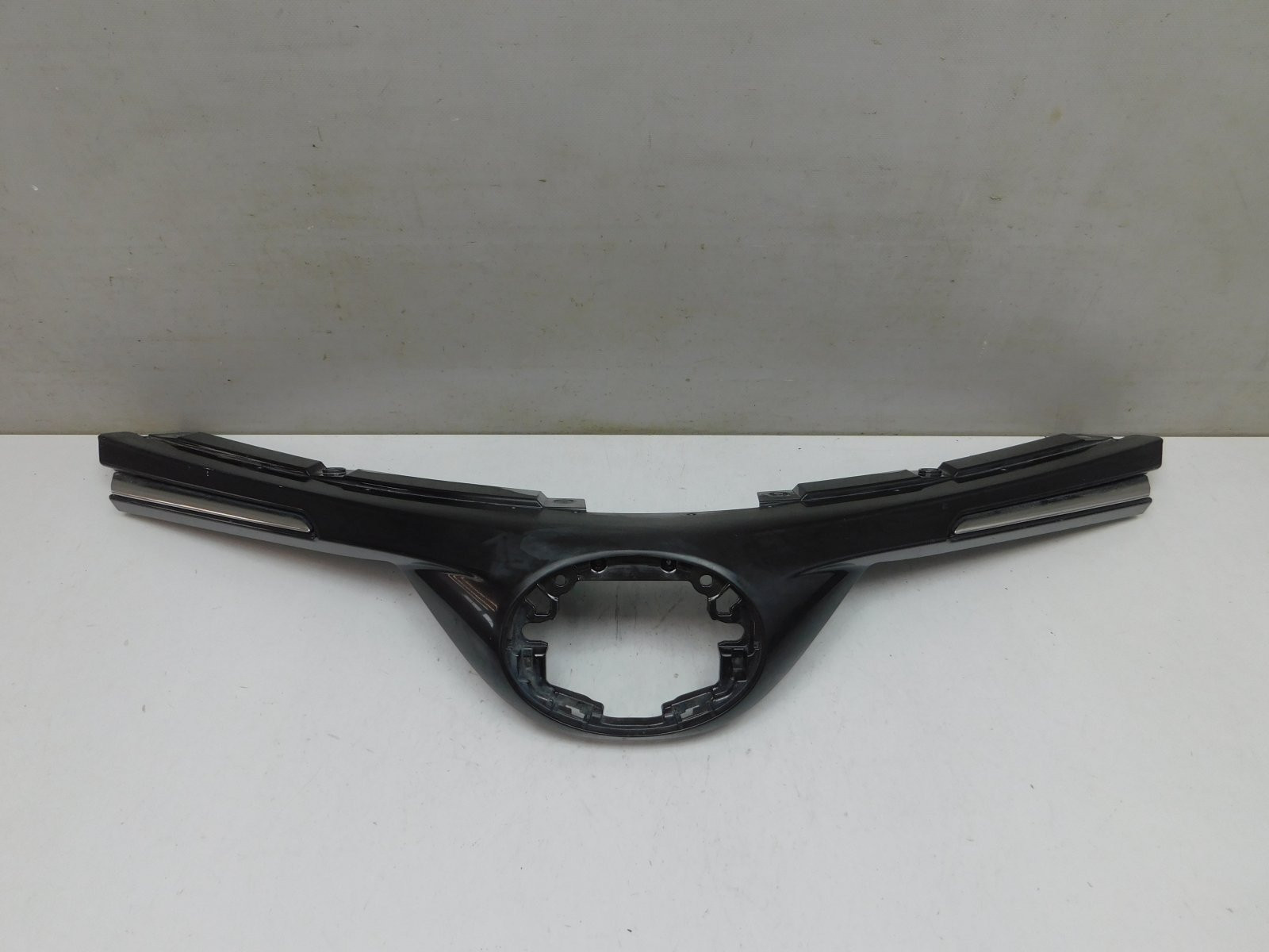 Решетка радиатора Toyota RAV 4 2013-2019