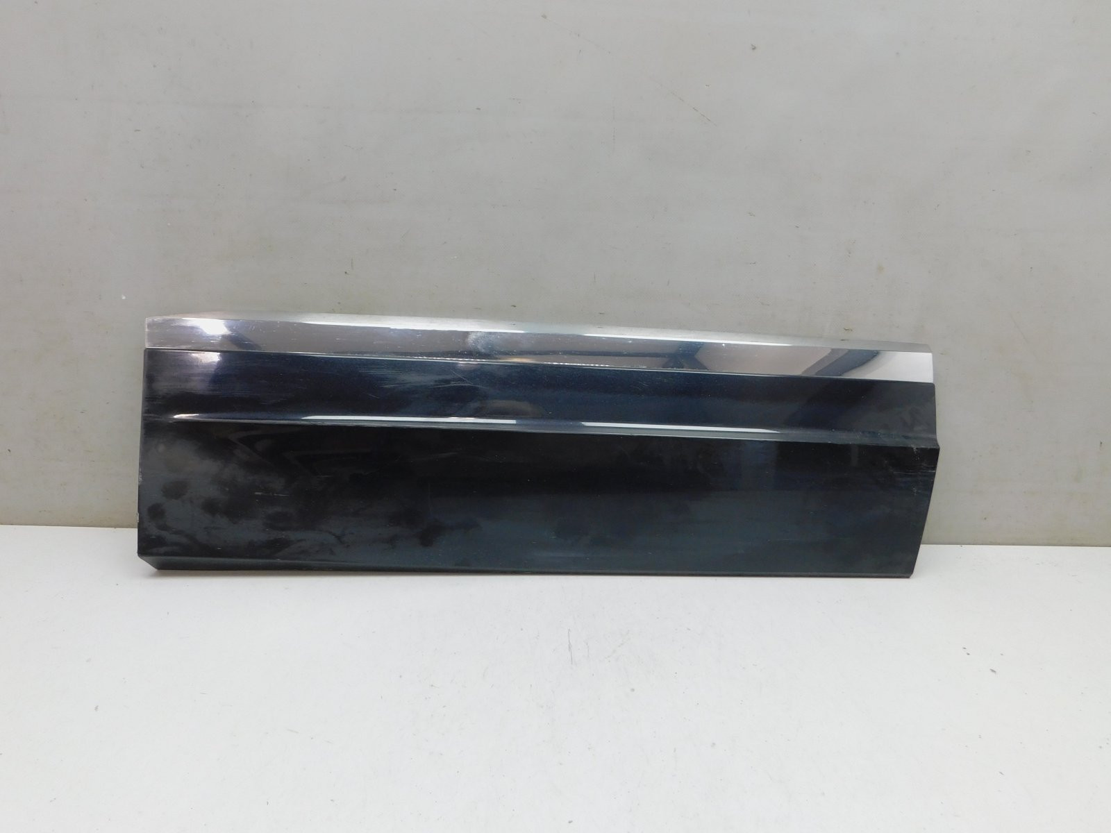 Накладка двери задней правой Volkswagen Touareg 2018>