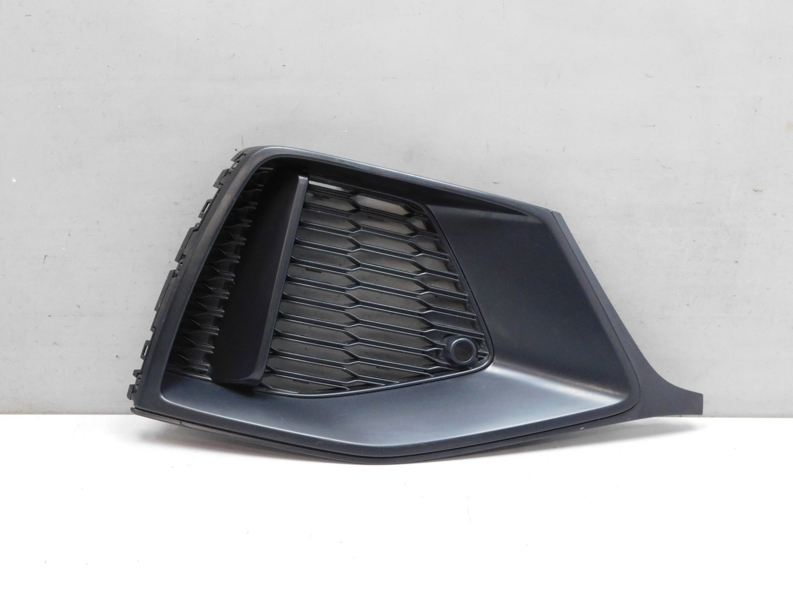 Решетка в бампер правая Audi Q8 2018>