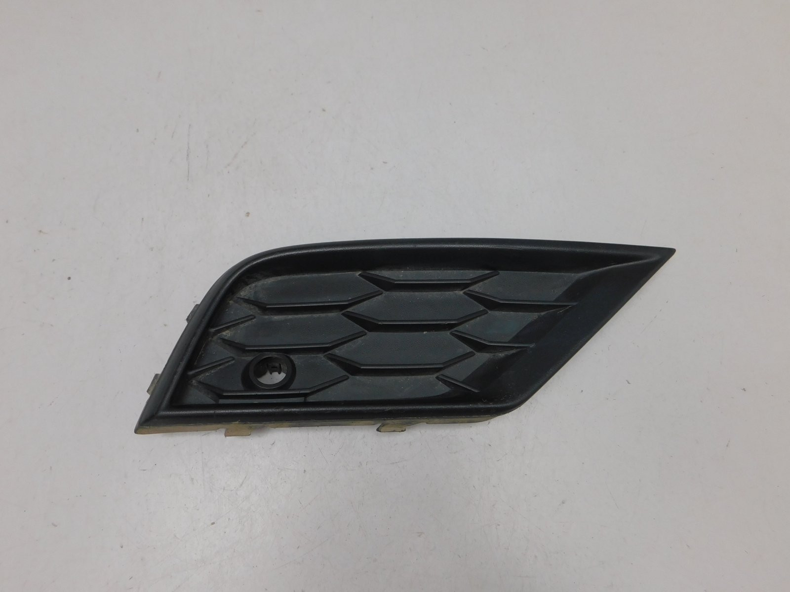 Решетка в бампер правая Volkswagen Tiguan 2017>