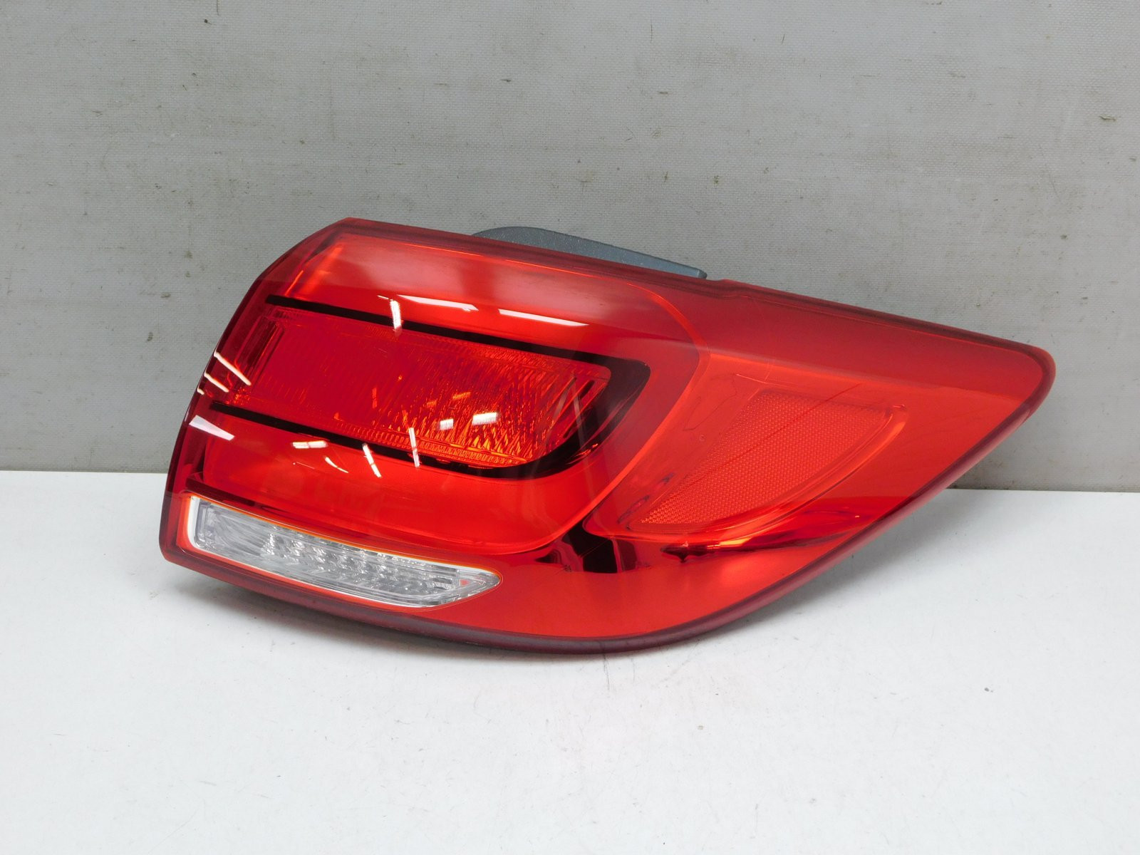 Фонарь задний наружный правый Kia Sportage 2010-2015