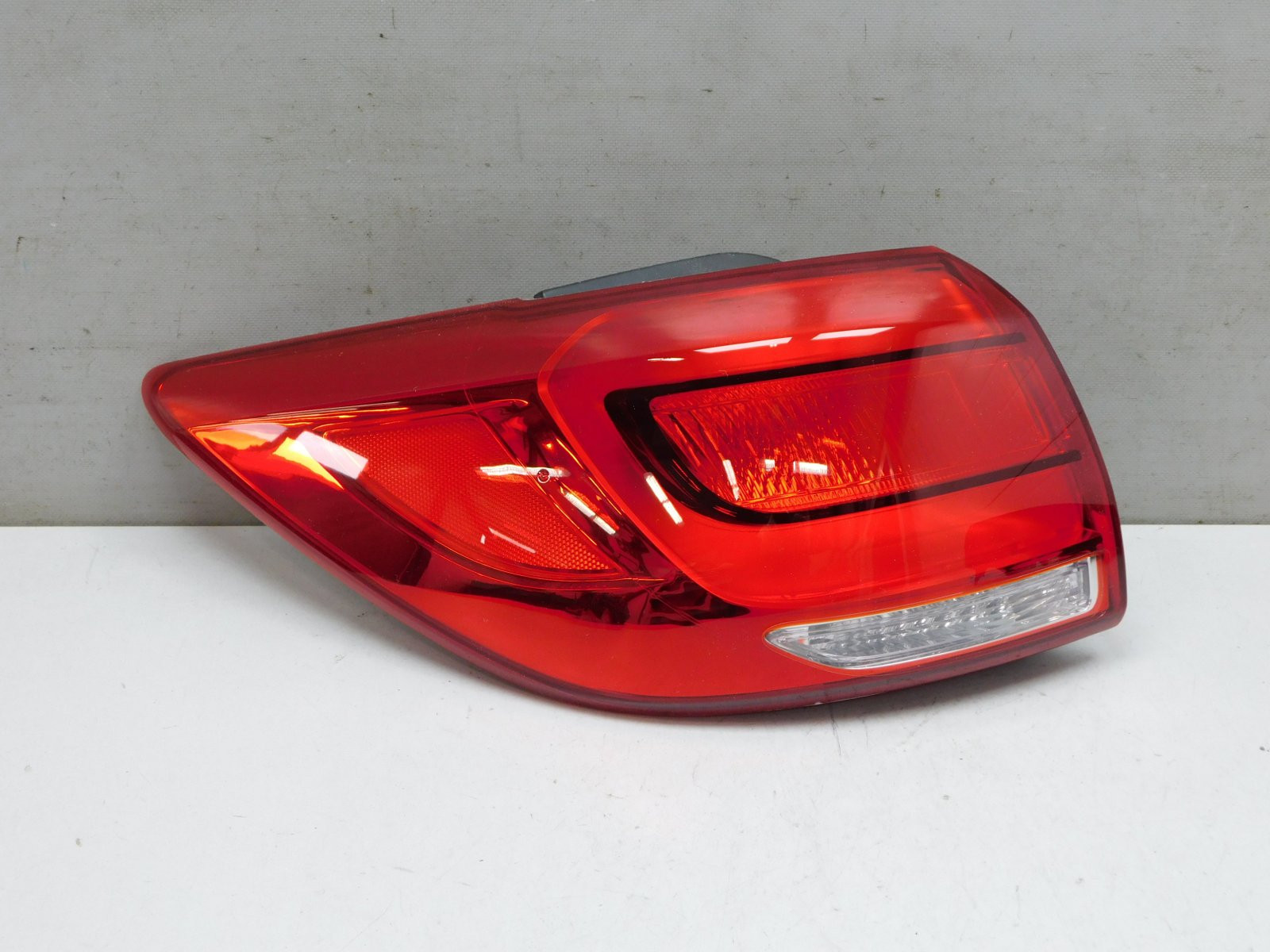 Фонарь задний наружный левый Kia Sportage 2010-2015