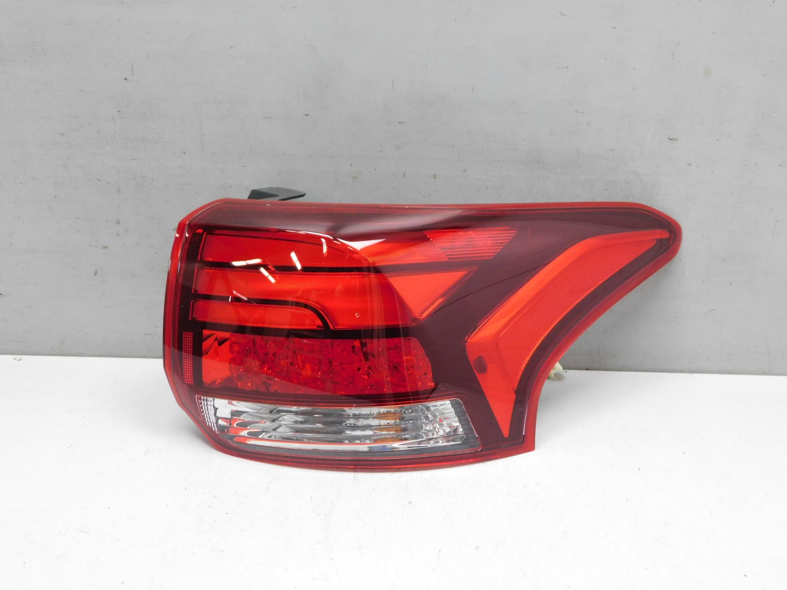 Фонарь задний наружный правый Mitsubishi Outlander 2012>