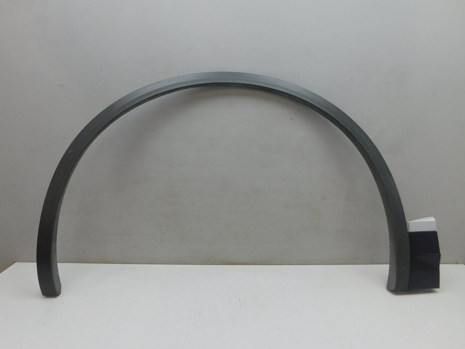 Накладка крыла переднего левого Volkswagen Touareg 2010>