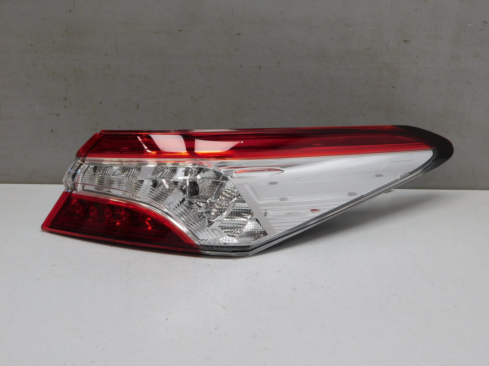 Фонарь задний наружный правый Toyota Camry V70 2017>