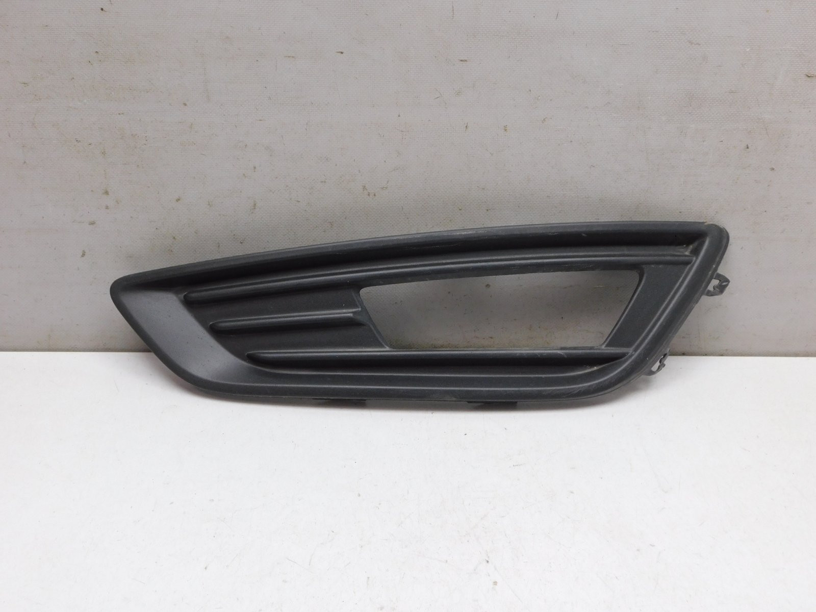 Решетка в бампер правая Ford Focus III 2011>