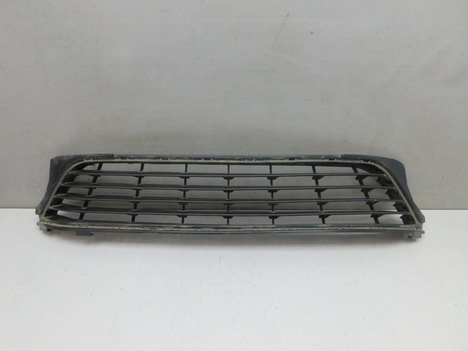 Решетка в бампер центральная Renault Sandero 2014>